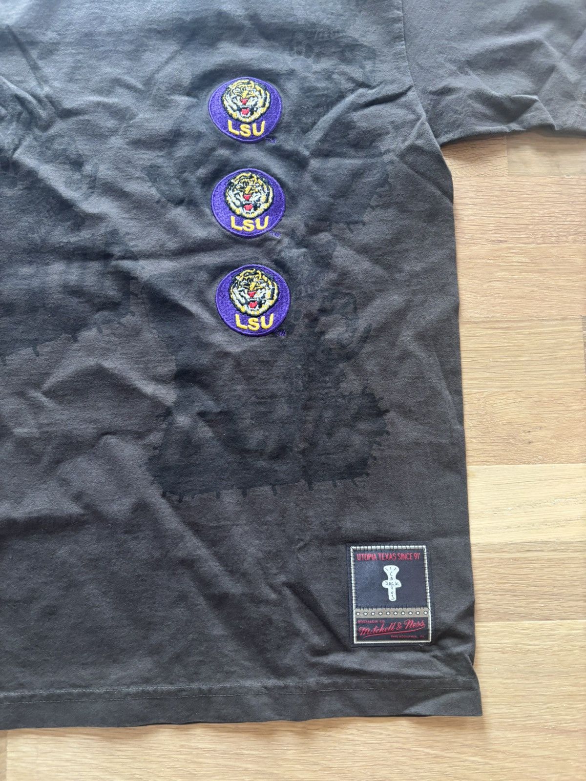 Mitchell & Ness × Travis Scott Travis Scott Michell & Ness LSU Seal Tee Size US M / EU 48-50 / 2 - 3 Thumbnail