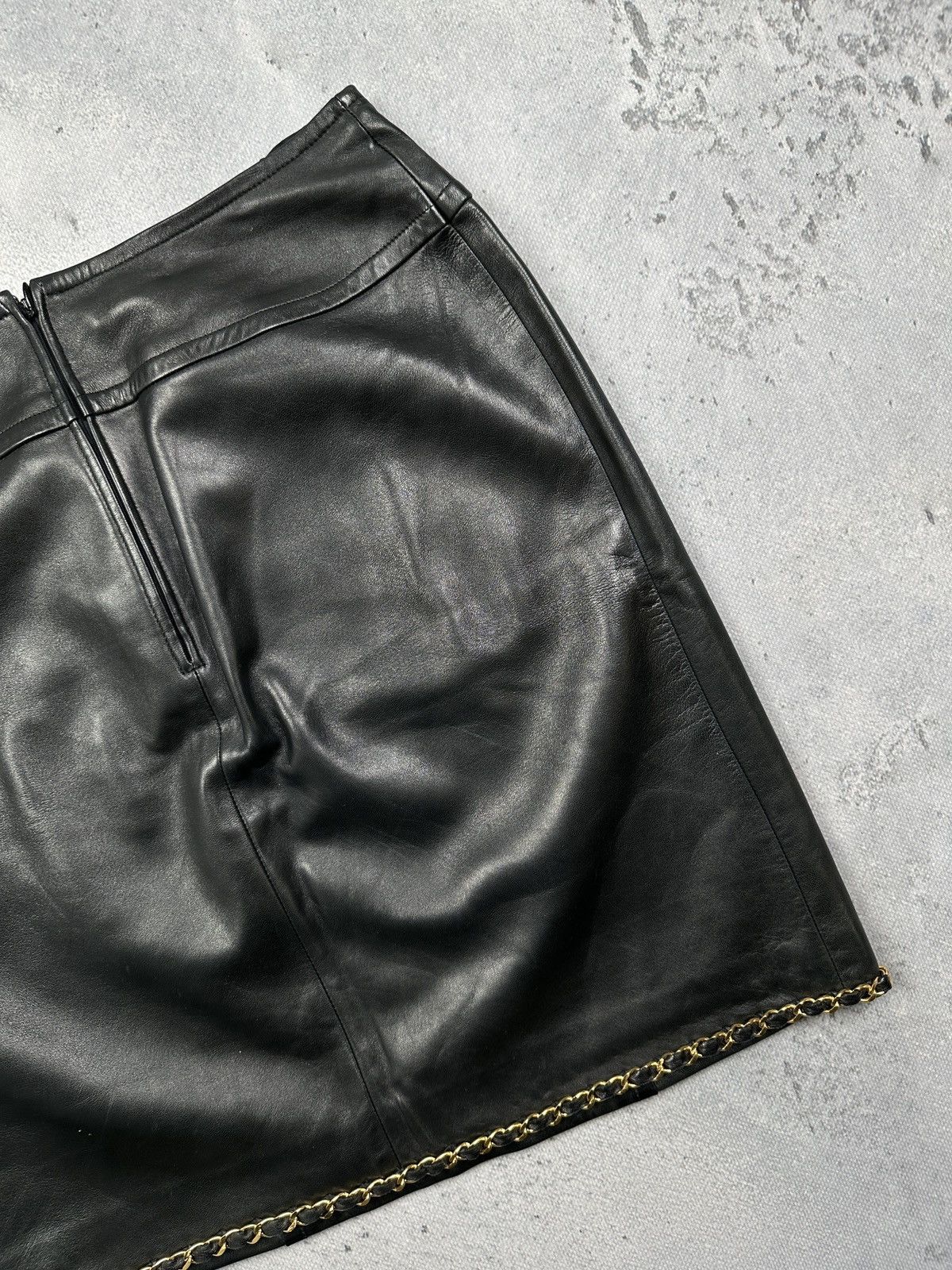 Chanel Vintage Chanel Boutique Black Leather Skirt Gold Chain Trim Size 28" / US 6 / IT 42 - 13 Thumbnail