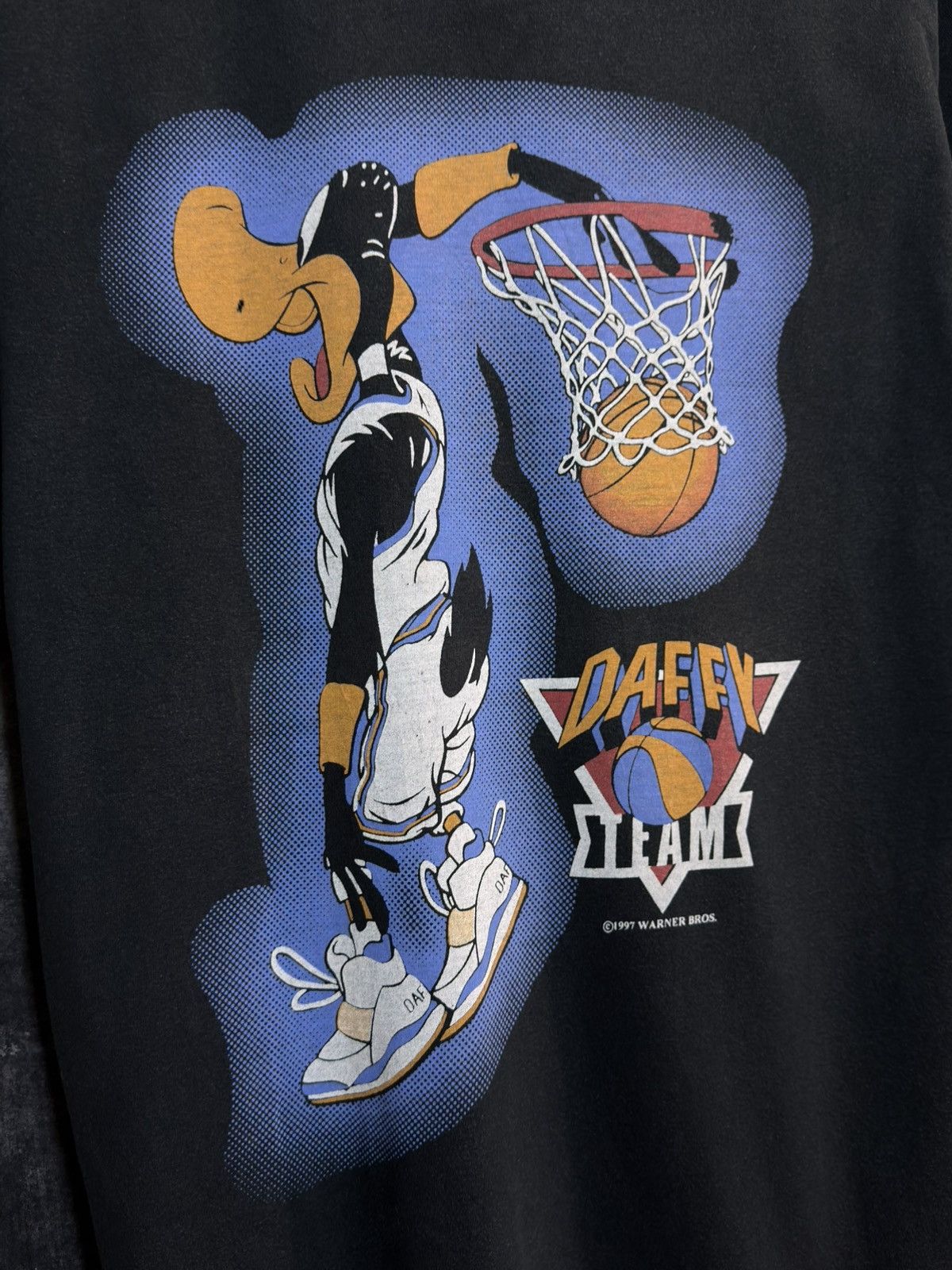 Vintage Vintage 1997 Daffy NBA Dunk Jordan T-shirt Supreme Y3 424 Size US L / EU 52-54 / 3 - 5 Thumbnail