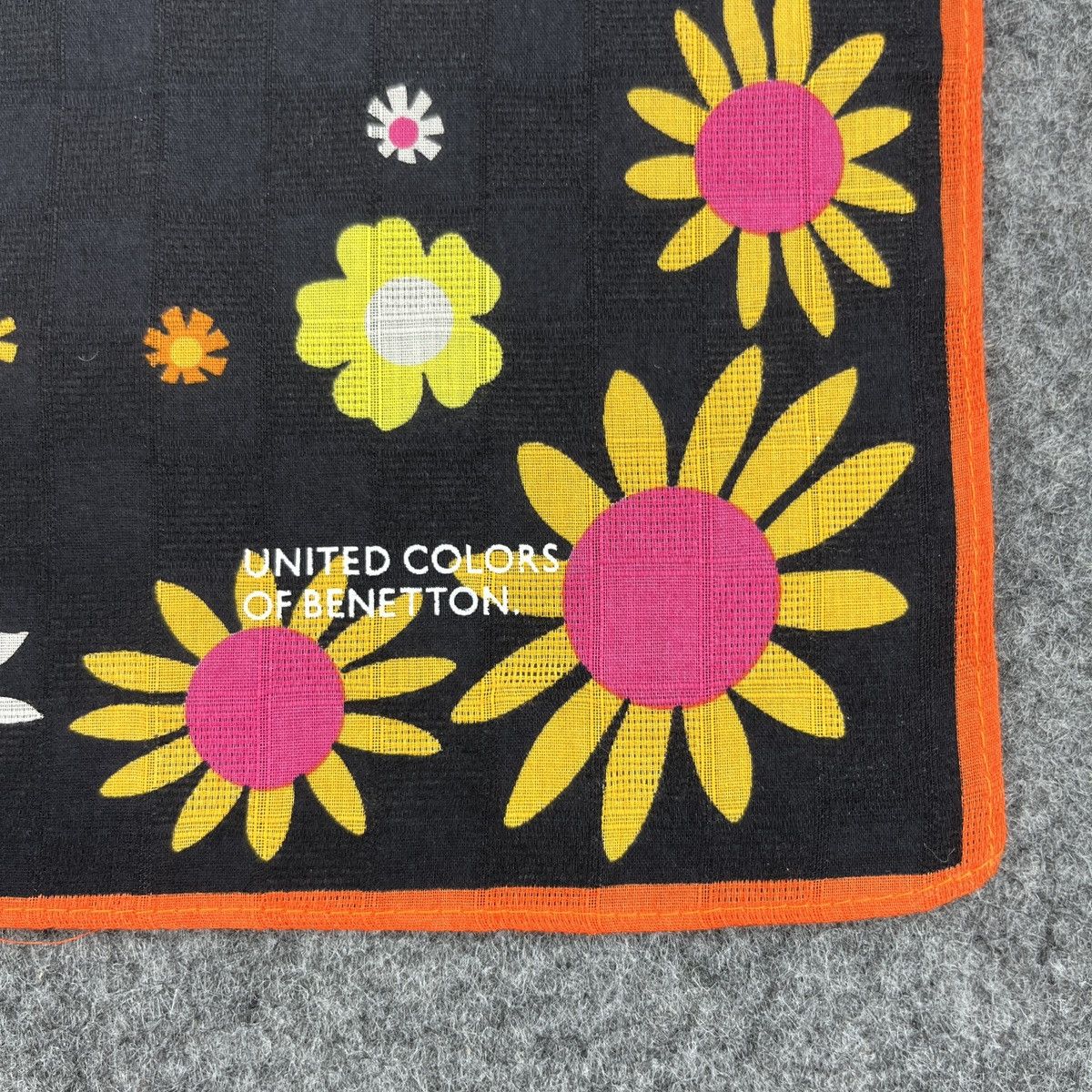 United Colors Of Benetton United Colors Of Benetton Handkerchief / Neckerchief B827 Size ONE SIZE - 2 Thumbnail