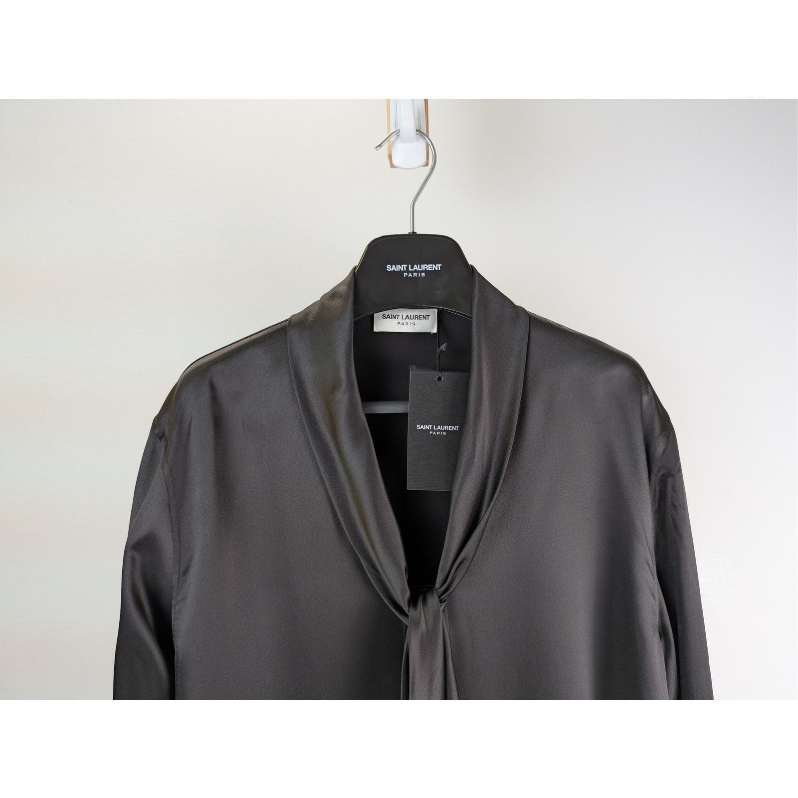 Saint Laurent Paris o1rshd1 silk shirt with a bow at the neck in Black Size US S / EU 44-46 / 1 - 3 Thumbnail