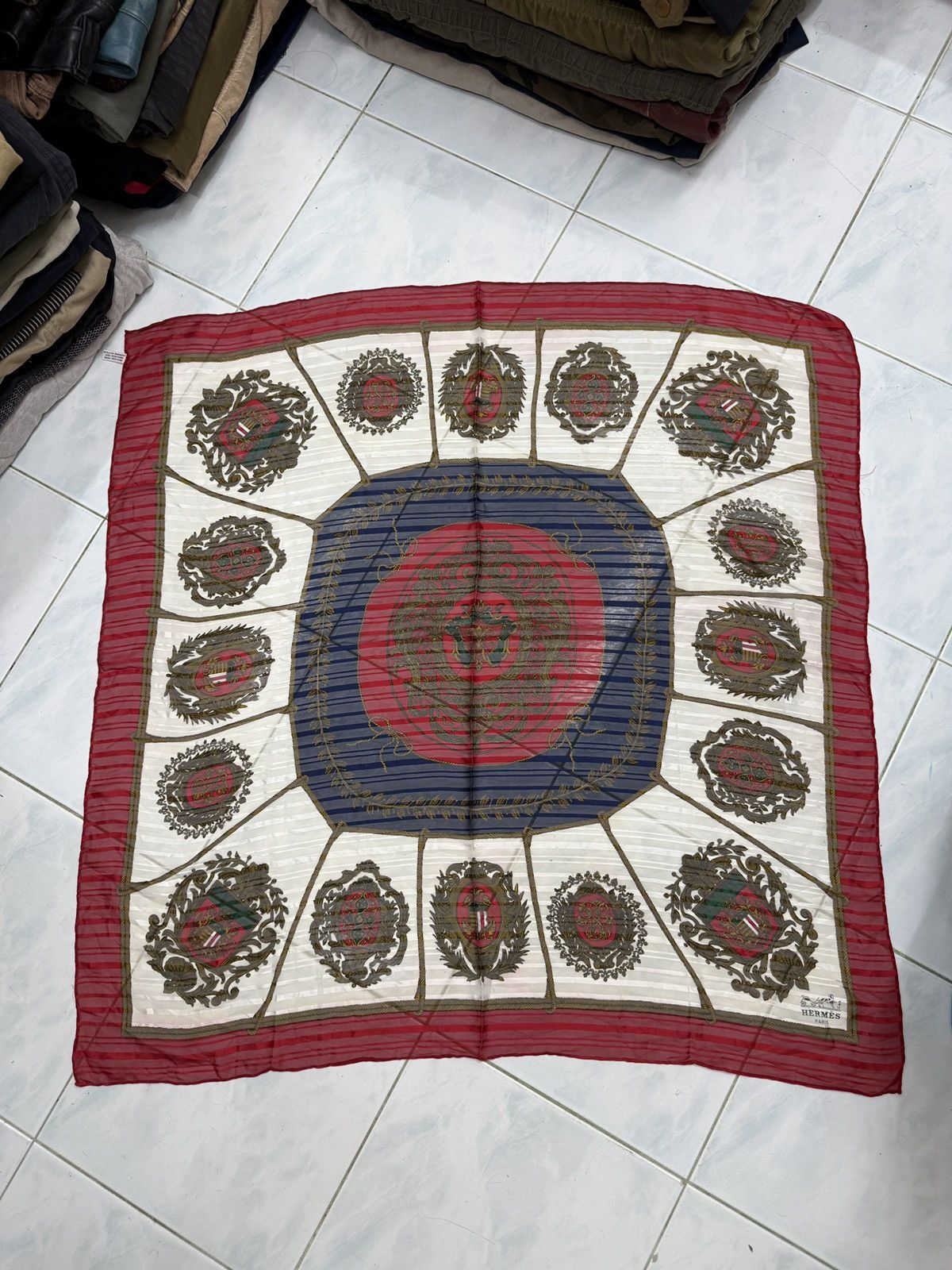 Hermes 🔥🔥🔥ARCHIVE VINTAGE HERMES LES ARMES DE PARIS SILK SCARF Size ONE SIZE - 1 Thumbnail