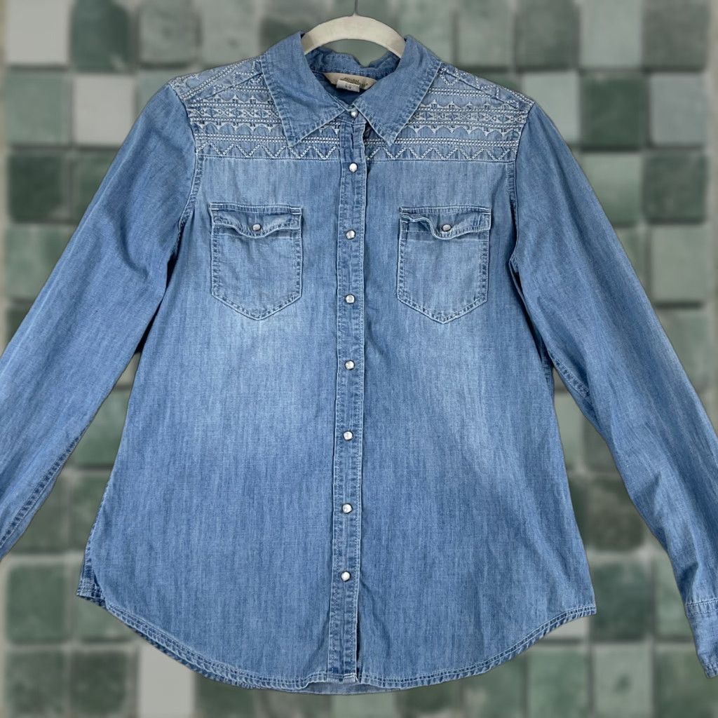 Vintage Natural Reflections Blue Chambray Snap Button Shirt Womens Medium Embroidered Button-Up Casual Shirt Size M / US 6-8 / IT 42-44 - 1 Thumbnail
