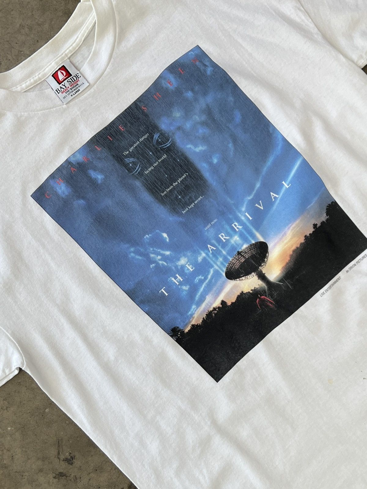 Vintage Vintage 1996 Charlie Sheen The Arrival Sci-fi Alien Tee XL Size US XL / EU 56 / 4 - 1 Thumbnail