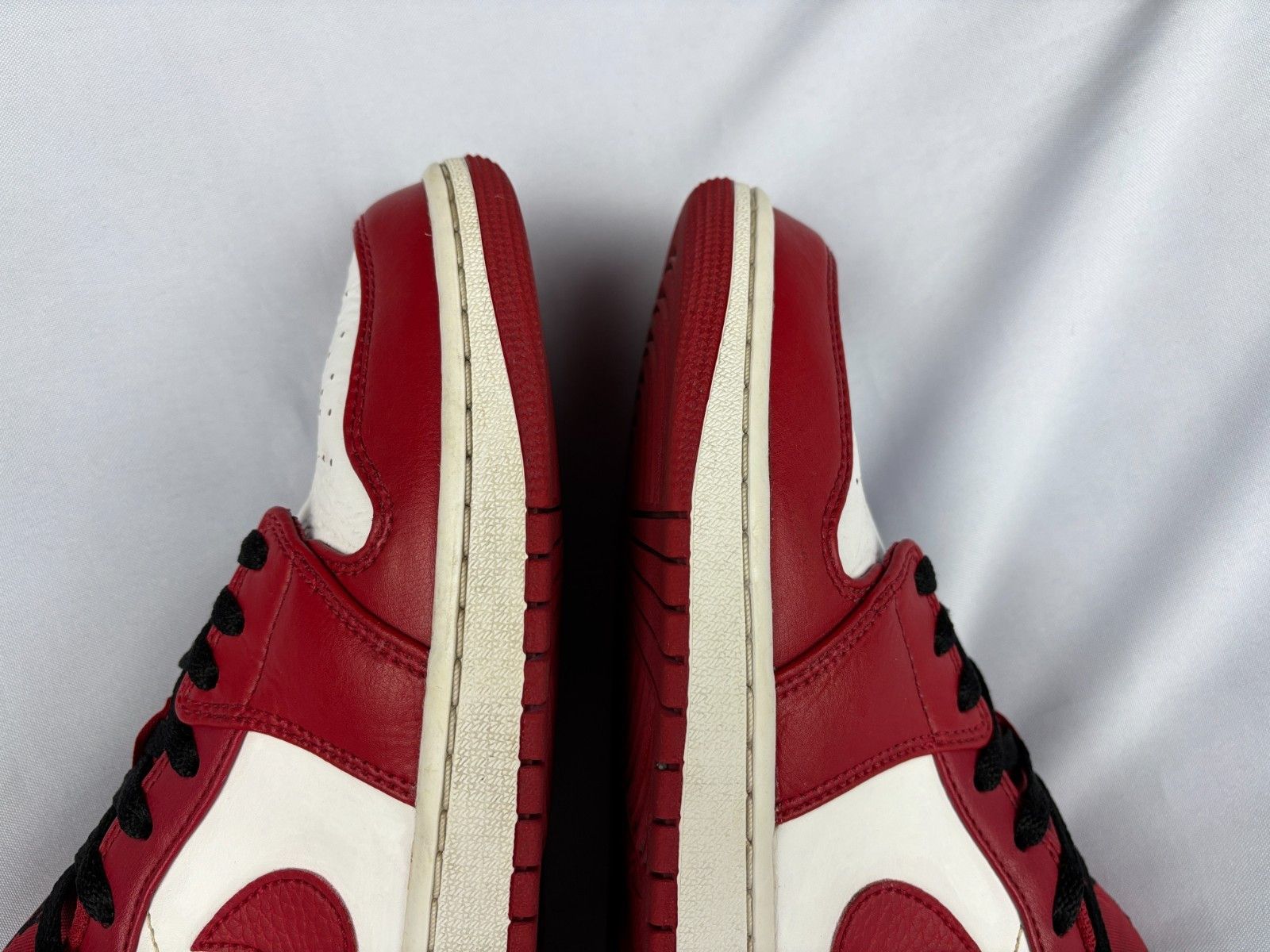 Jordan Brand Nike Air Jordan 1 Low Bulls Reverse Sneakers US 10 EU 44 Size US 10 / EU 43 - 11 Thumbnail