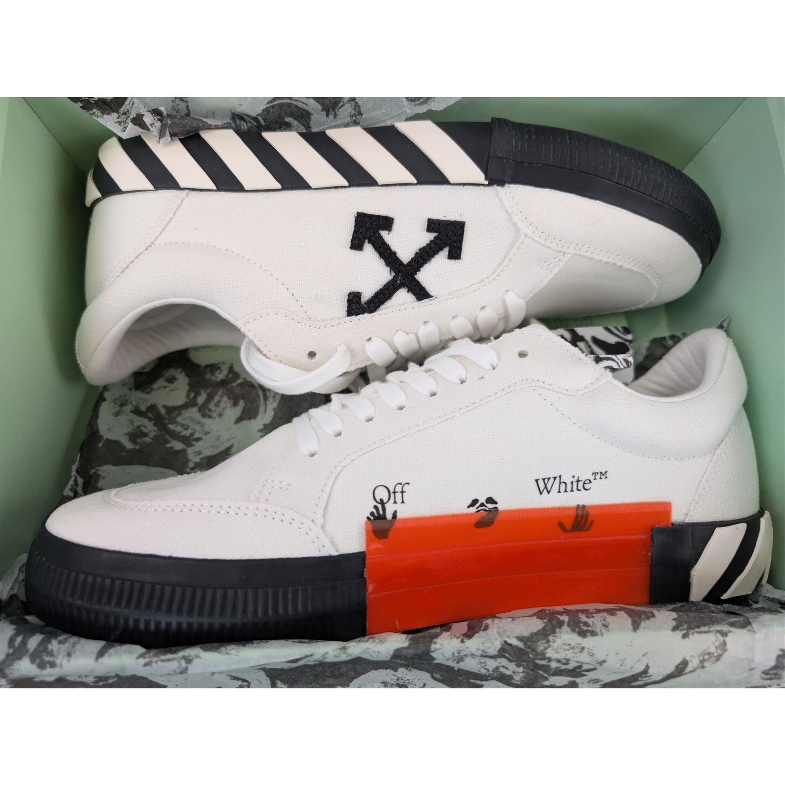 Off-White o1rshd1 Low Vulcanized Canvas Sneakers in White / Black Size US 12 / EU 45 - 19 Thumbnail