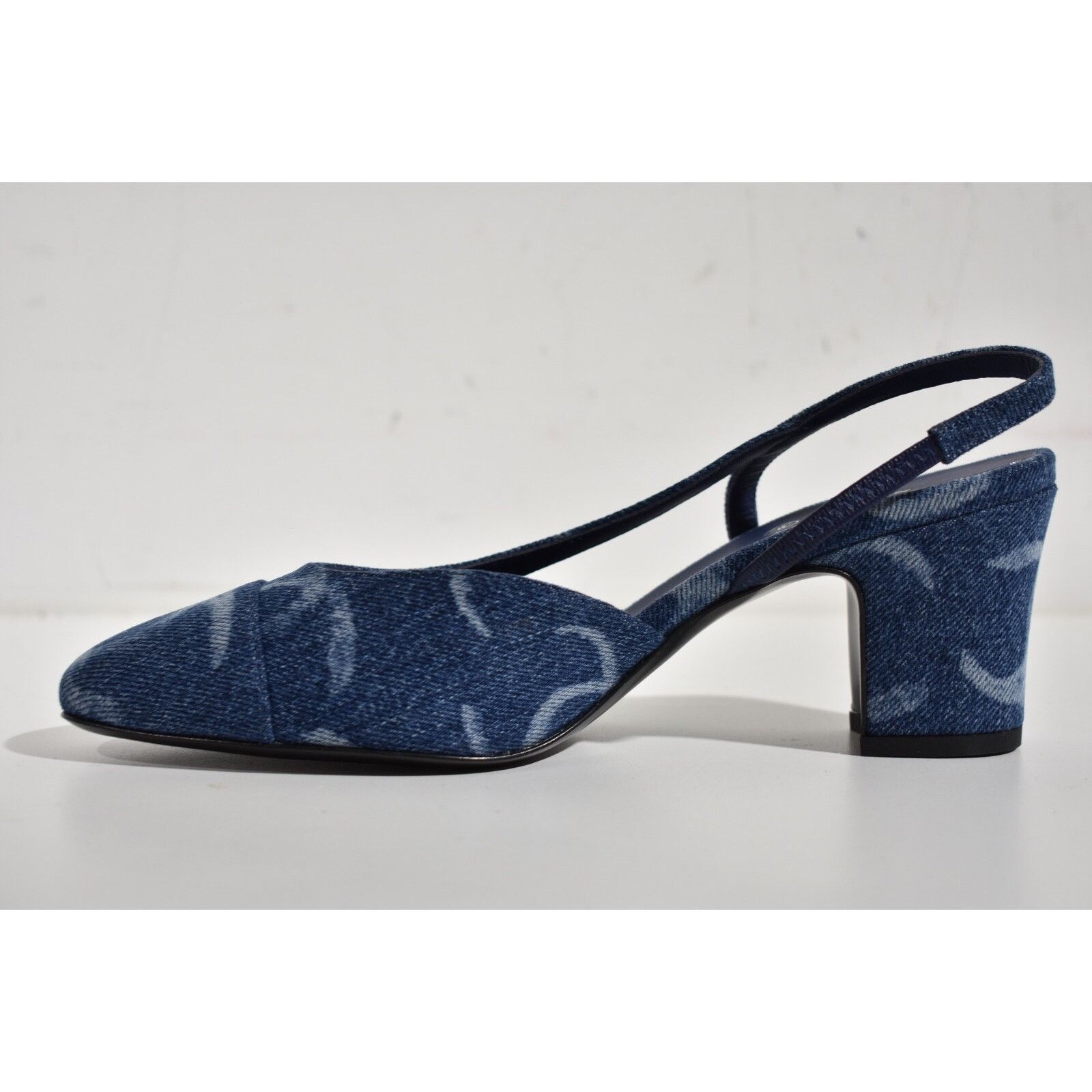Chanel Chanel Dark Blue Denim White CC Logo Slingback Block Heel 38 Size US 8 / IT 38 - 8 Thumbnail