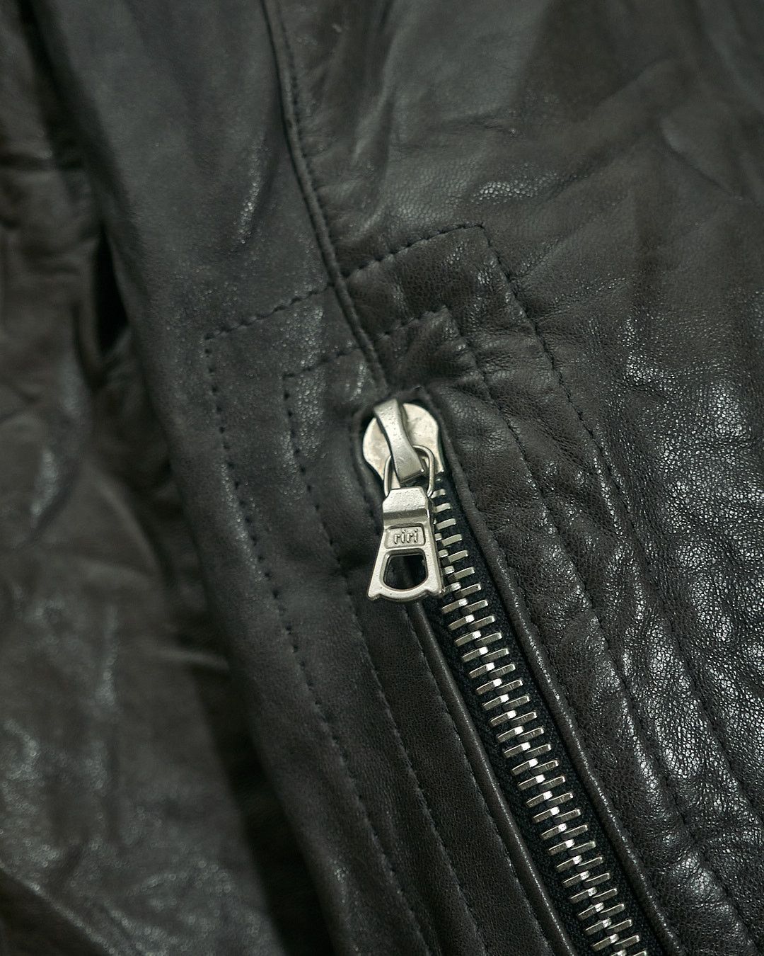 Versace Gianni Versace 1980s Pleated Leather Bomber Jacket Sample Size US L / EU 52-54 / 3 - 13 Thumbnail