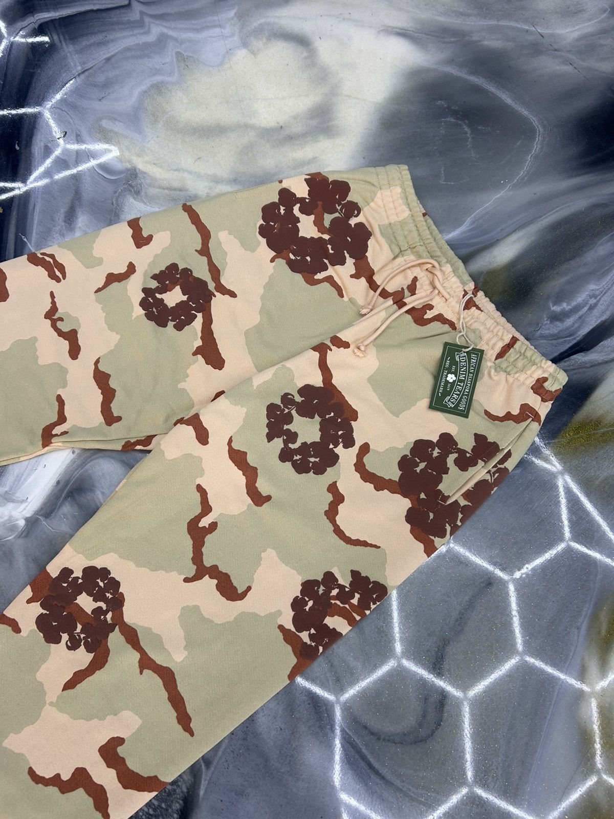 DENIM TEARS Denim Tears Tan Camo Cotton Wreath Sweatpants Size M Size US 32 / EU 48 - 6 Thumbnail