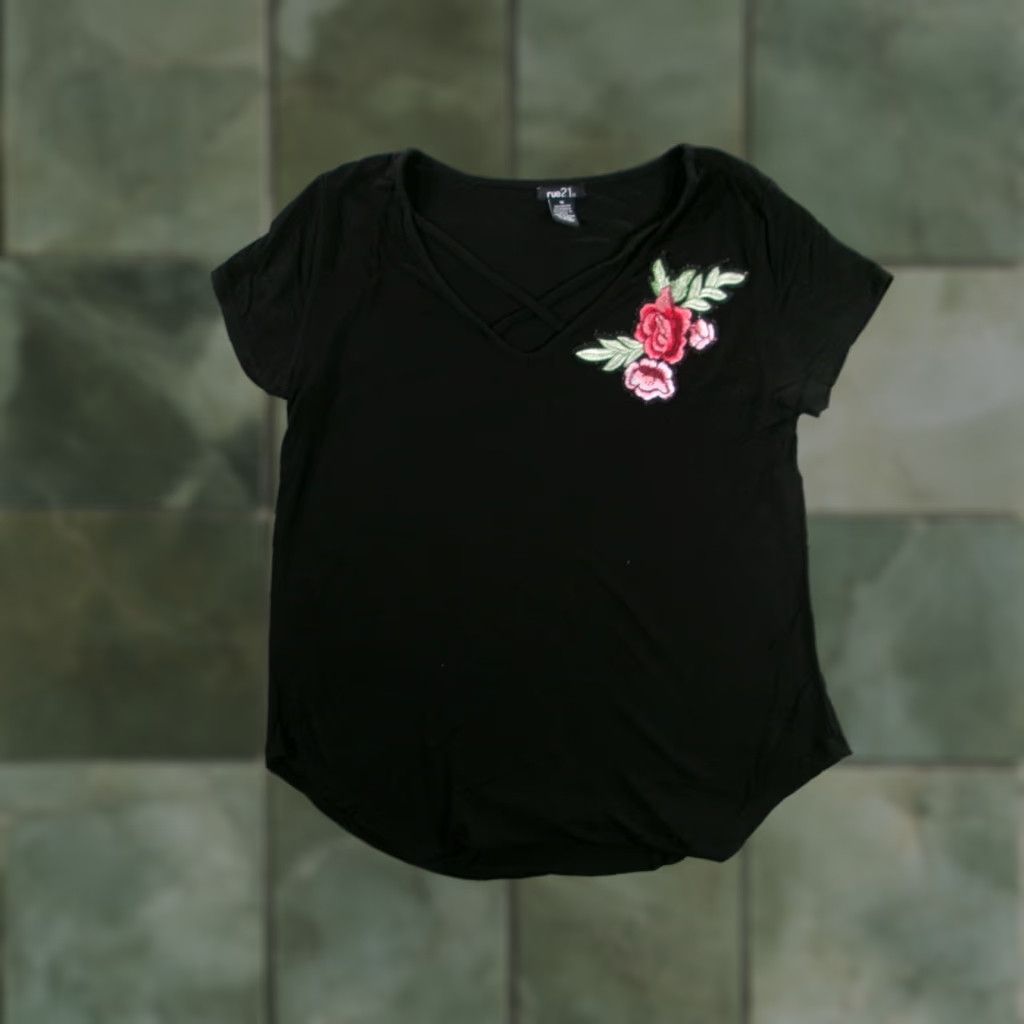 Vintage VINTAGE Rue21 Womens T-Shirt Small Black Floral Embroidered Boho Chic Casual Summer Size M / US 6-8 / IT 42-44 - 1 Thumbnail