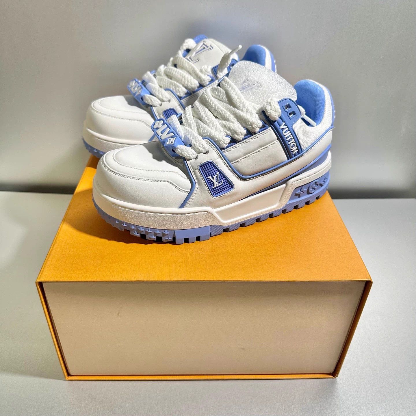 Louis Vuitton Louis Vuitton Trainer White Blue Pangding 36.5 EU new Size US 5.5 / IT 35.5 - 8 Thumbnail