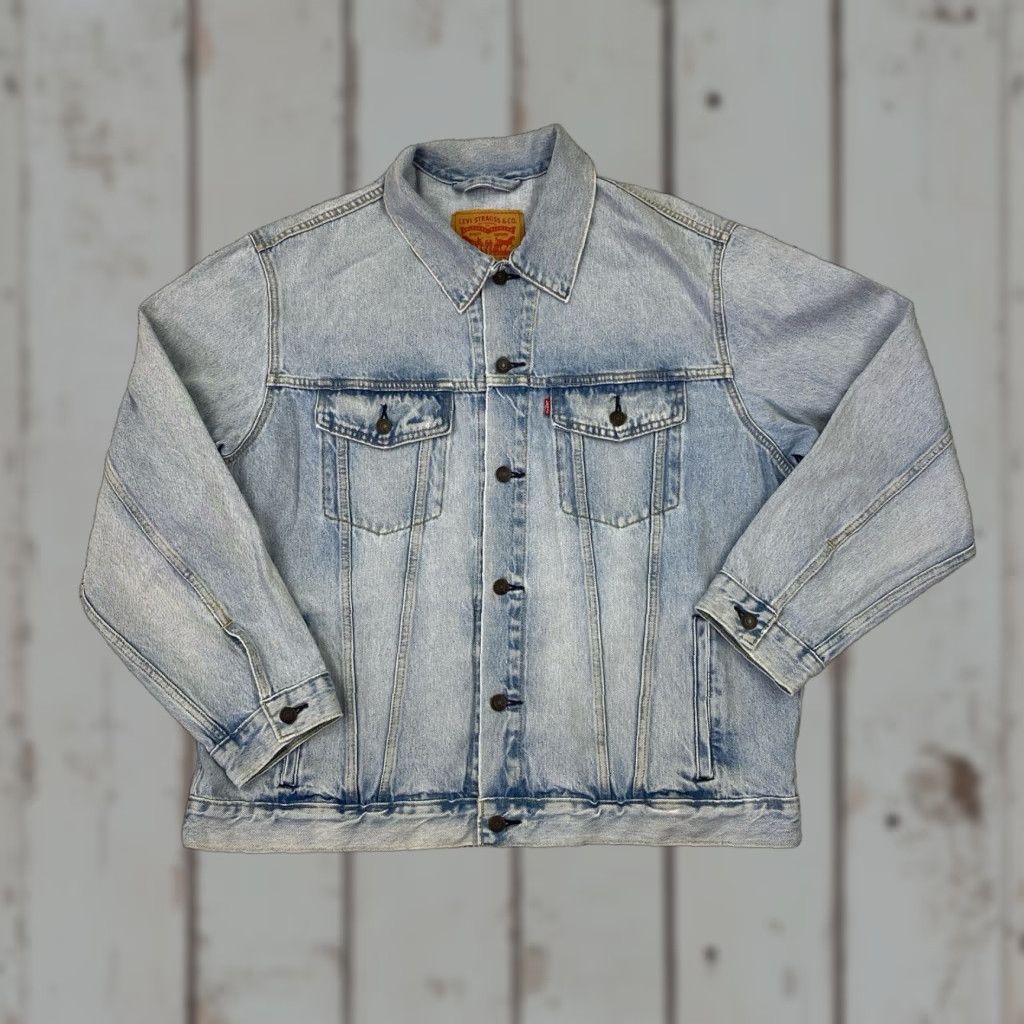 Levi's VINTAGE Levi's Trucker Jacket Denim Light Wash 2XL Men Blue Jeans Jacket Collared Lined Stock Sample 2XL Size US XXL / EU 58 / 5 - 1 Thumbnail