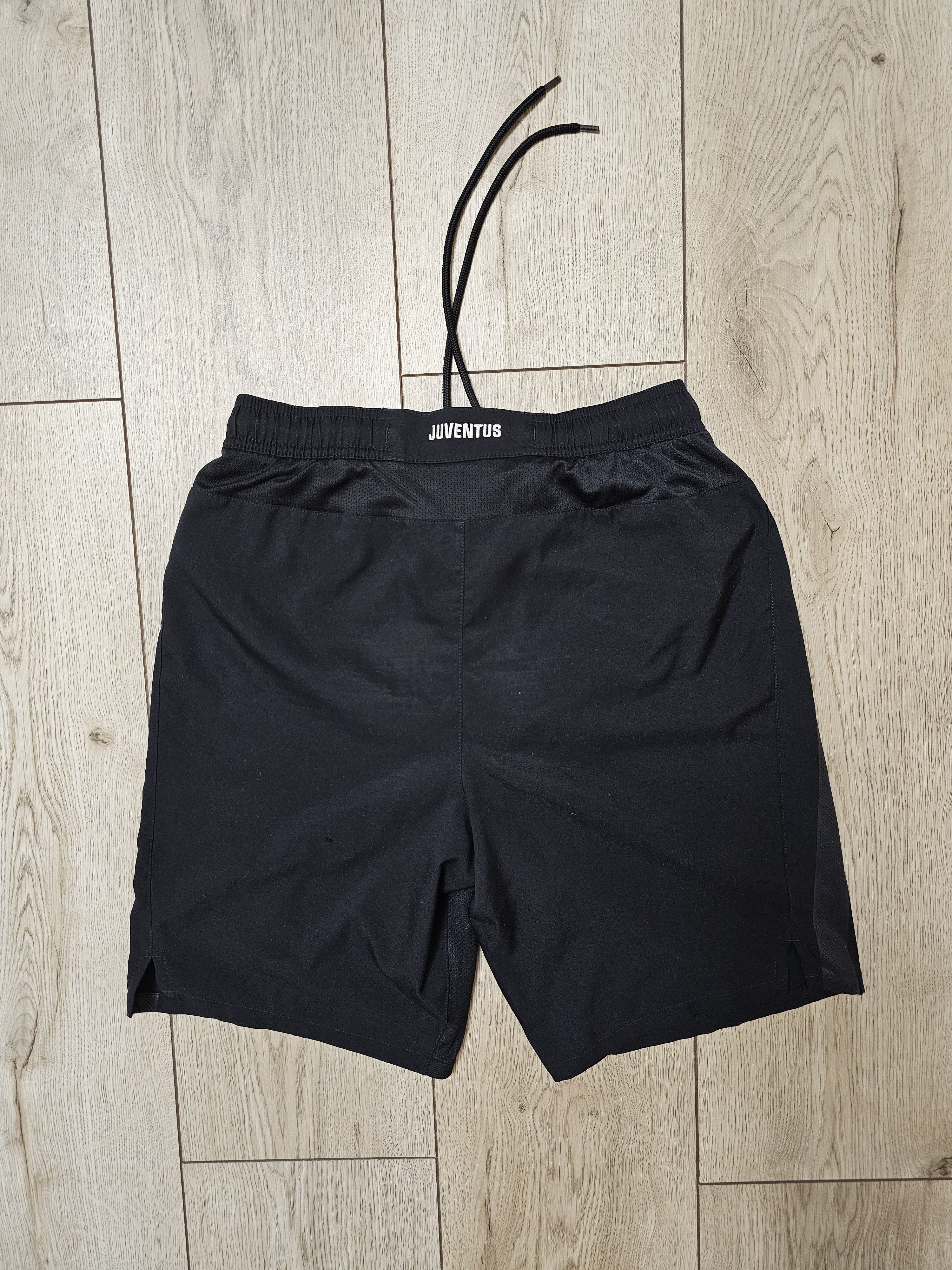Nike JUVENTUS 2012 2013 AWAY FOOTBALL SHORTS SOCCER SHORTS Size US 30 / EU 46 - 2 Thumbnail