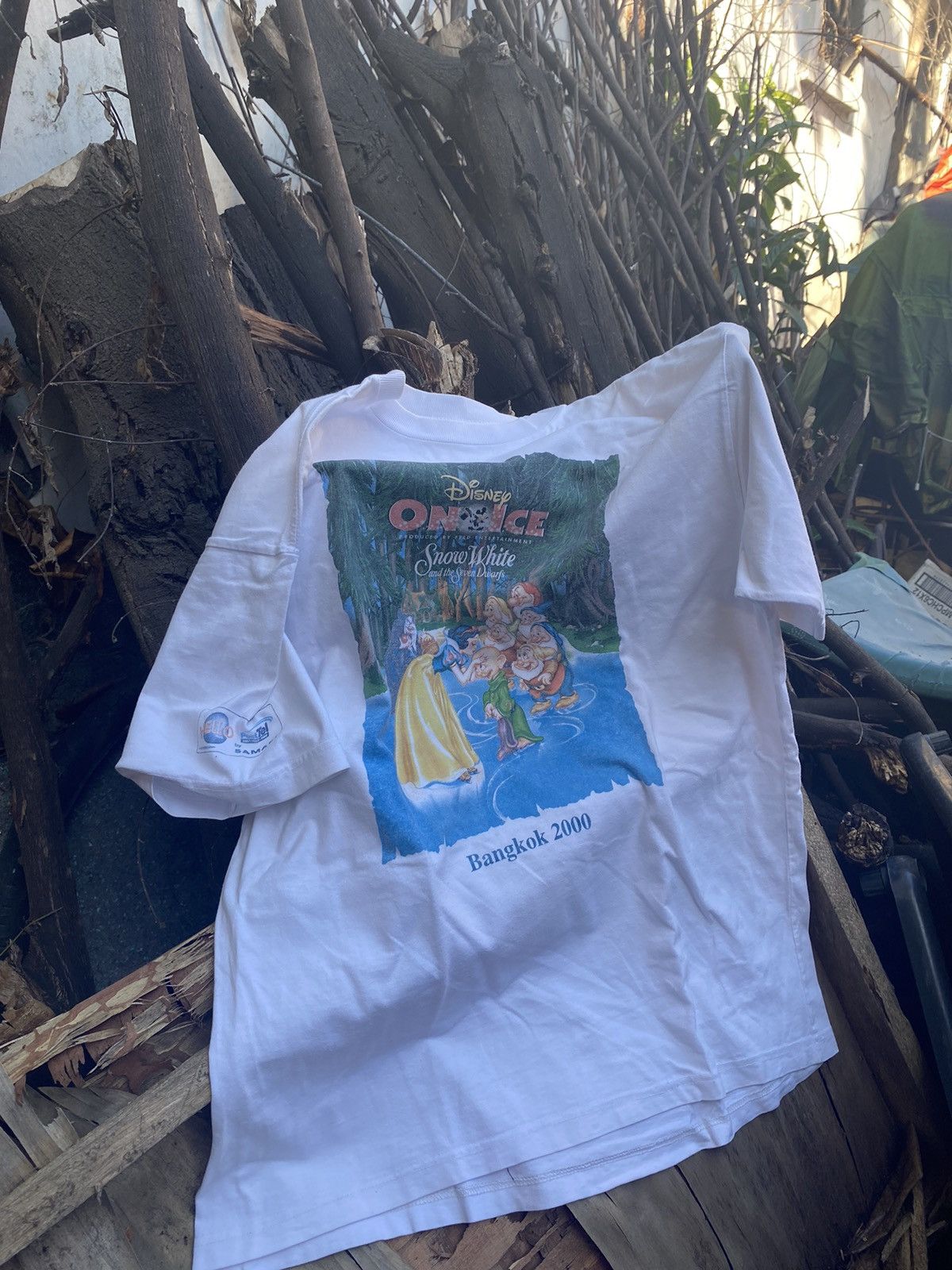 image of Snow White And The Seven Dwarfs Disney On Ice, Men's (Size Large)