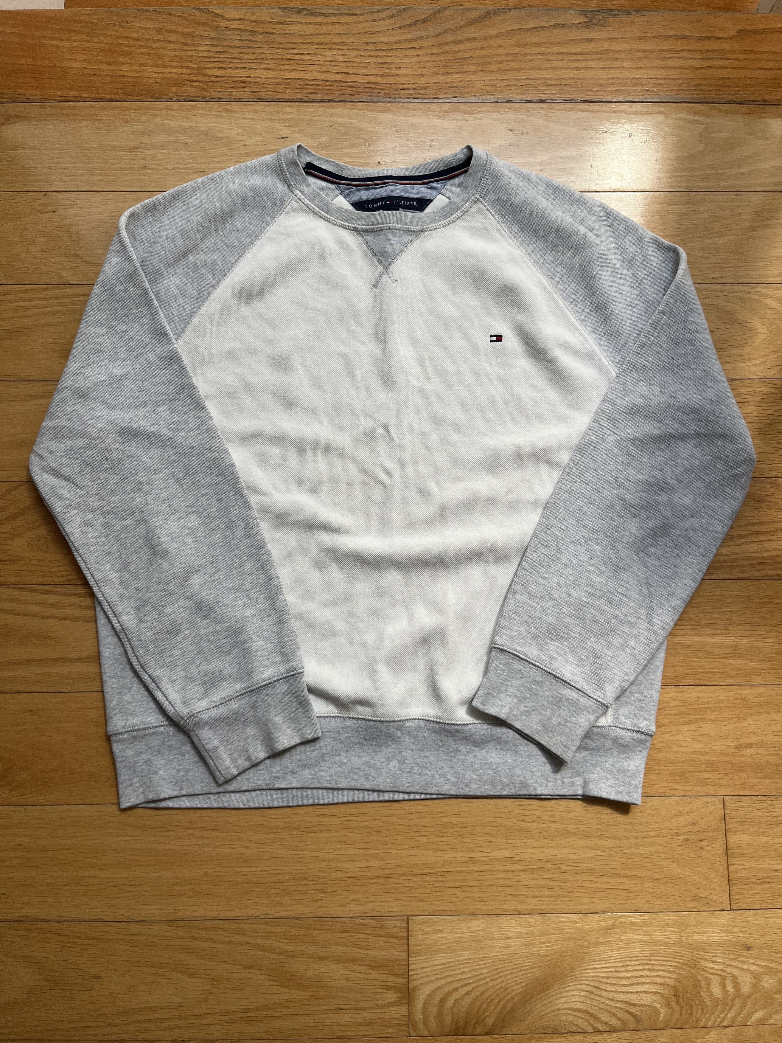Tommy Hilfiger Vintage Tommy Hilfiger Raglan Sweatshirt L Size US L / EU 52-54 / 3 - 1 Thumbnail