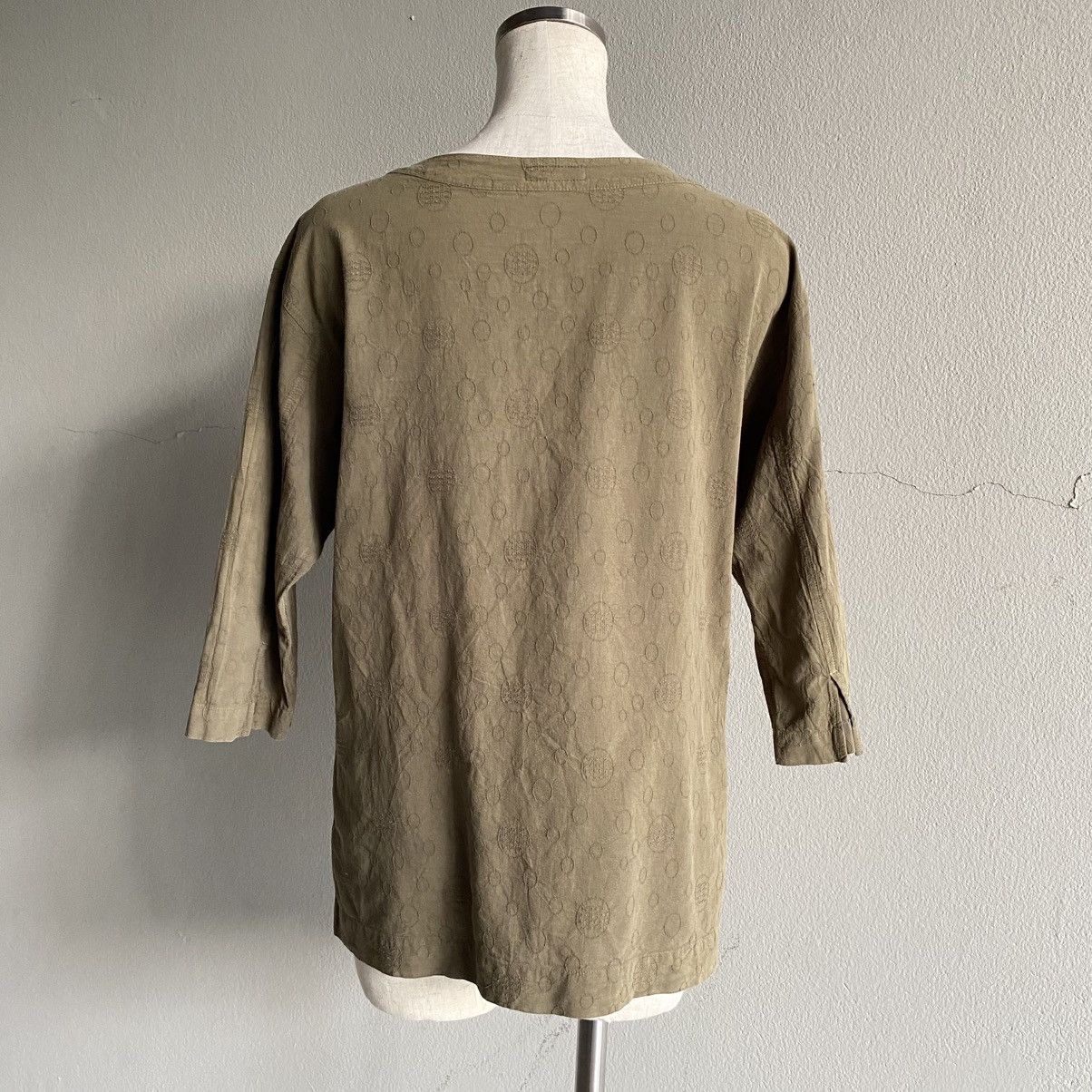 Issey Miyake Plantation Khaki V-Neck 3/4 Sleeve Blouse with Subtle Print Size M / US 6-8 / IT 42-44 - 11 Thumbnail
