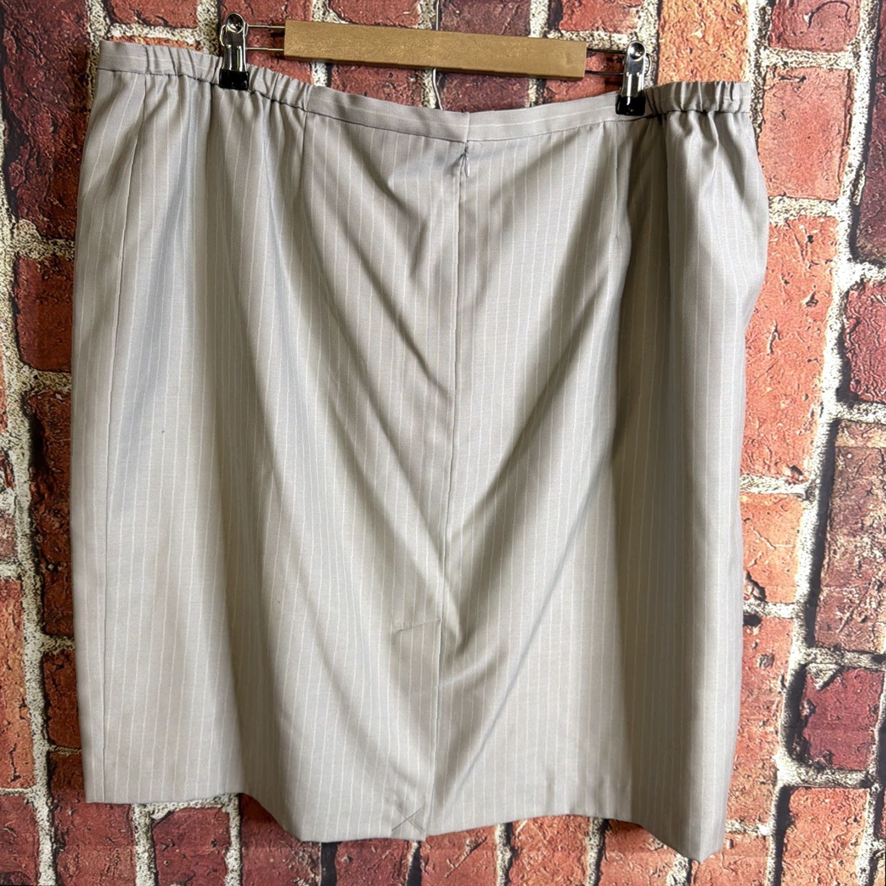 Calvin Klein Calvin Klein Womens Gray Plus Size Skirt 20W NWT Plus Size Business Casual Short Pencil Skirt Womens 20W Grey Calvin Klein skirt Size 42" / US 20 - 3 Thumbnail