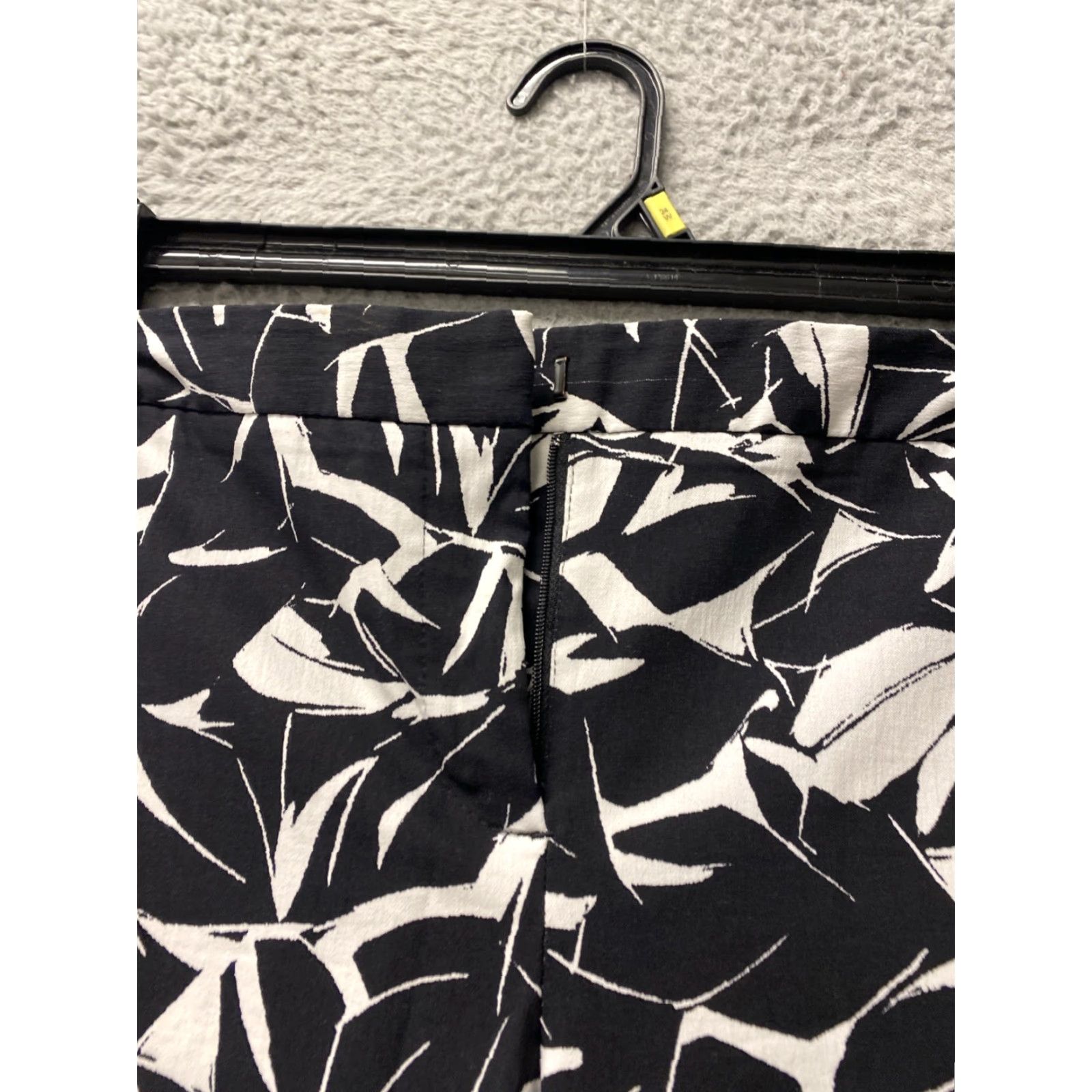 Vintage Mario Serrani Shorts Women’s 6 Italy Black White Leaf Stretch Pockets /0226 Size 28" / US 6 / IT 42 - 2 Thumbnail
