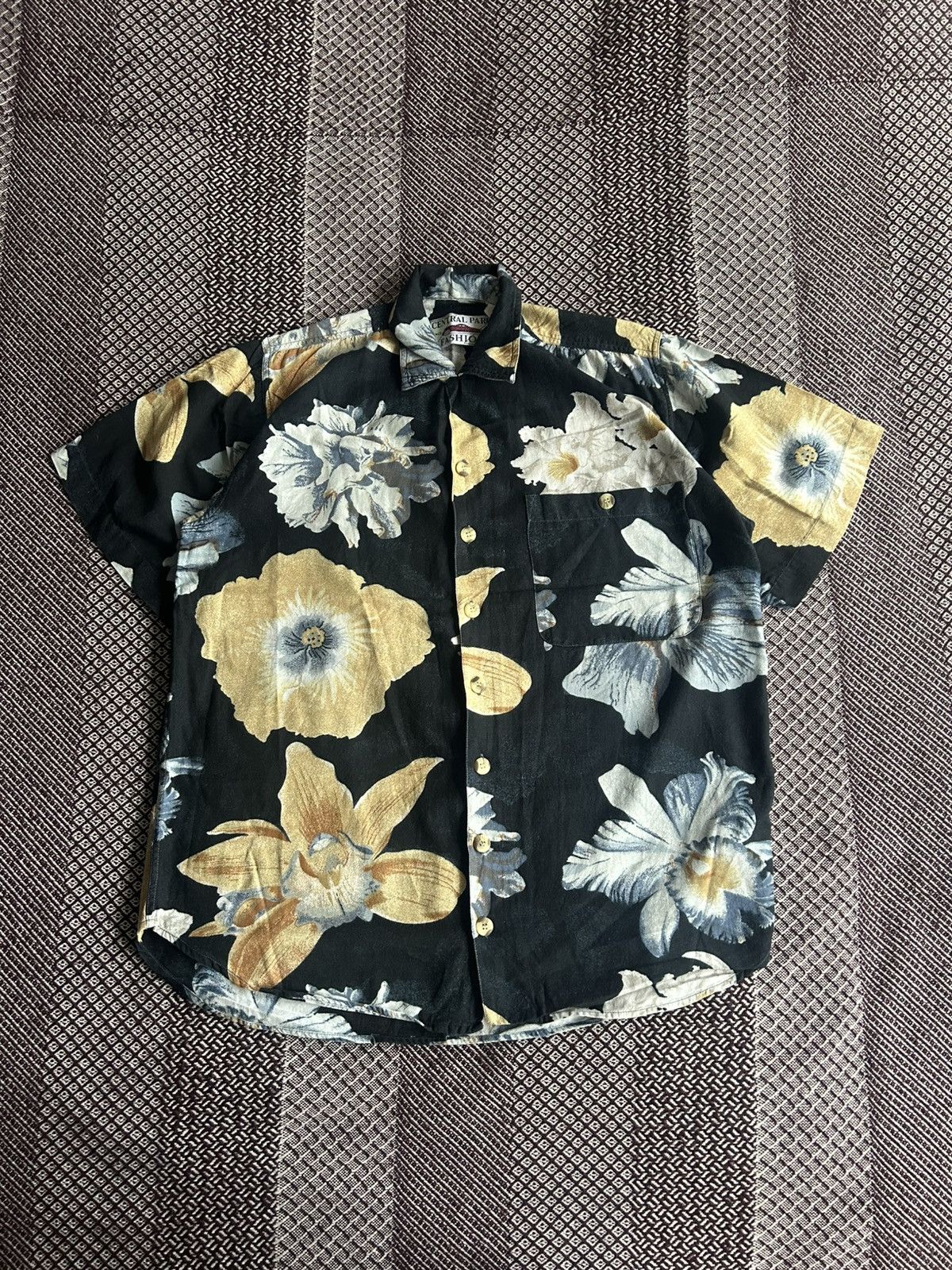 Vintage Vintage Central Park Hawaii Shirt Floral Pattern Size L / XL Size US L / EU 52-54 / 3 - 1 Thumbnail