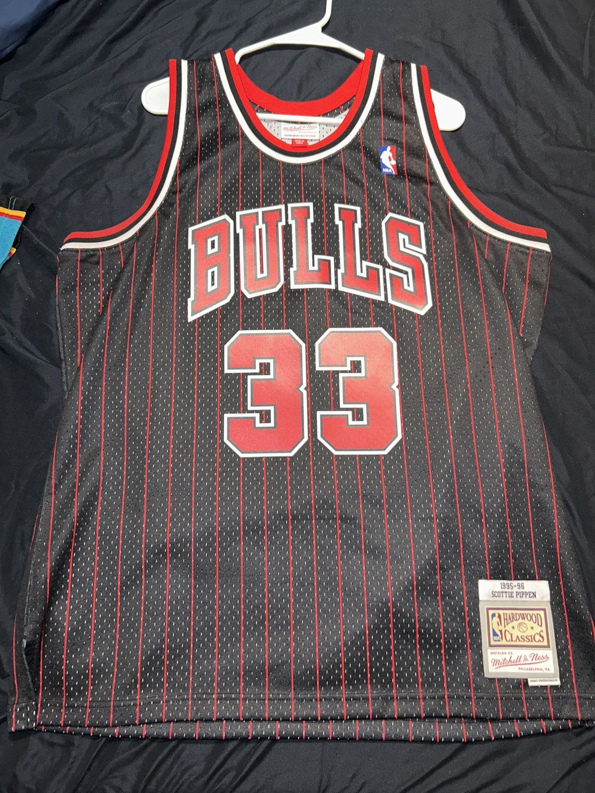 Mitchell & Ness Bulls Scottie Pippen Swingman Jersey Size US XL / EU 56 / 4 - 2 Thumbnail