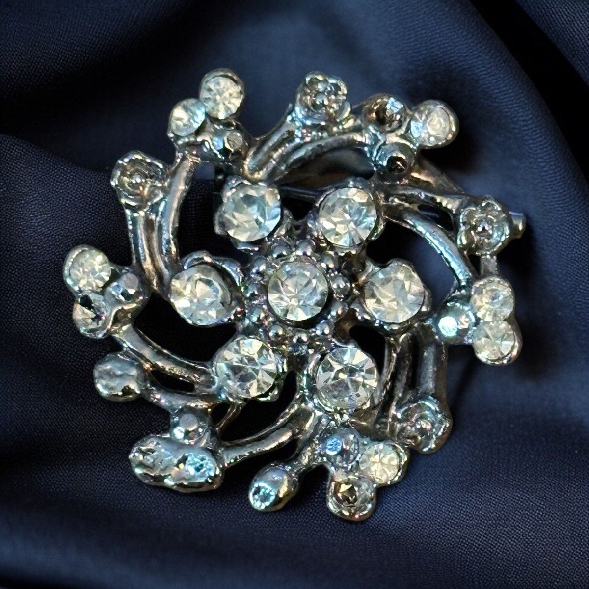 Vintage Vintage silver tone clear rhinestone flower brooch Size ONE SIZE - 1 Thumbnail