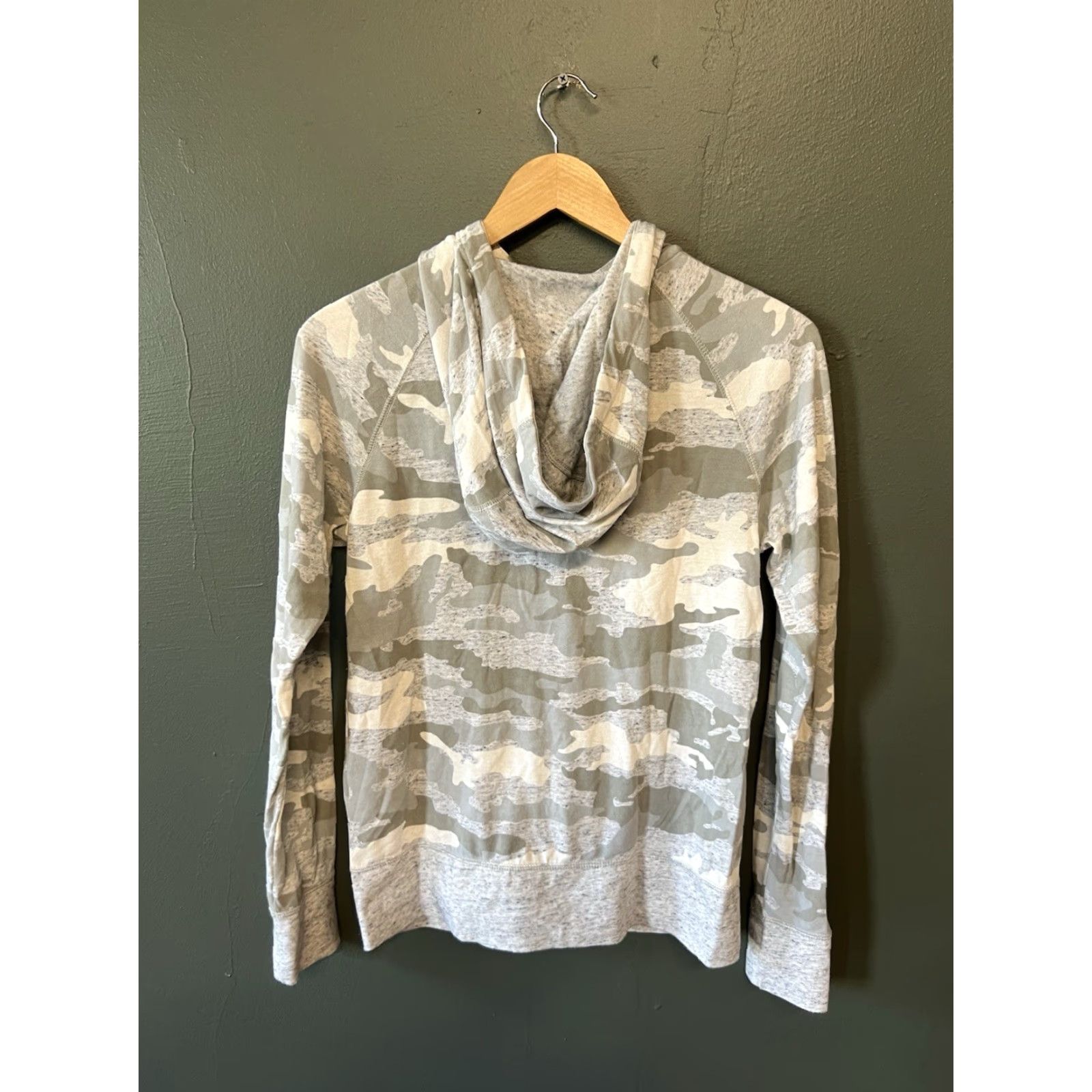Nike Nike Sportswear Womens Gray Camo Full Zip Hooded Jacket Jacket Small Gray Womens Nike Sportswear Full Zip Hooded Jacket S Womens Size S / US 4 / IT 40 - 2 Thumbnail