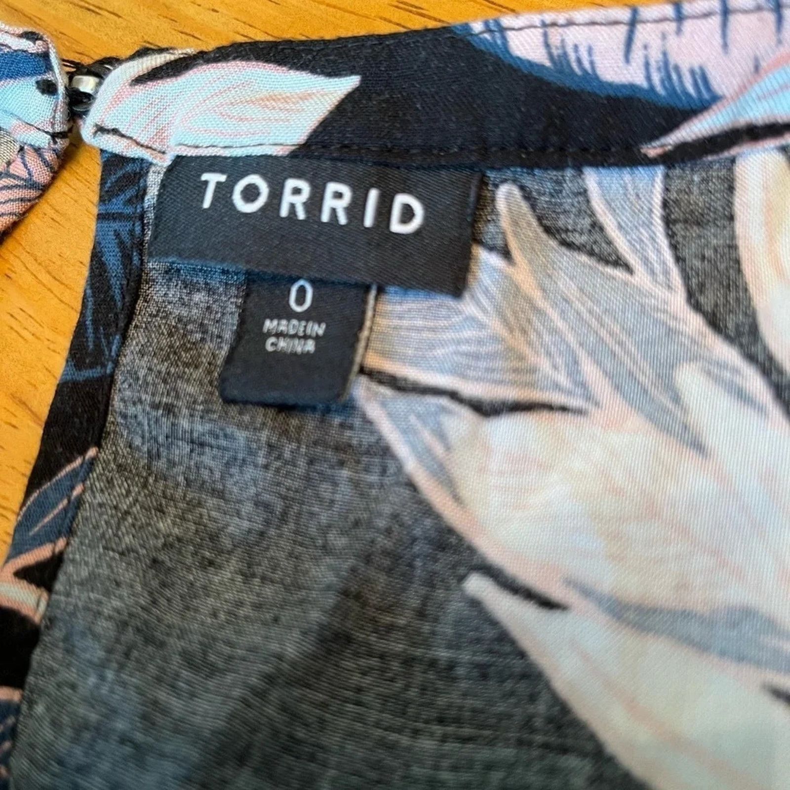 The Unbranded Brand Torrid Challis high neck sleeveless high low dress, size L Size L / US 10 / IT 46 - 3 Thumbnail