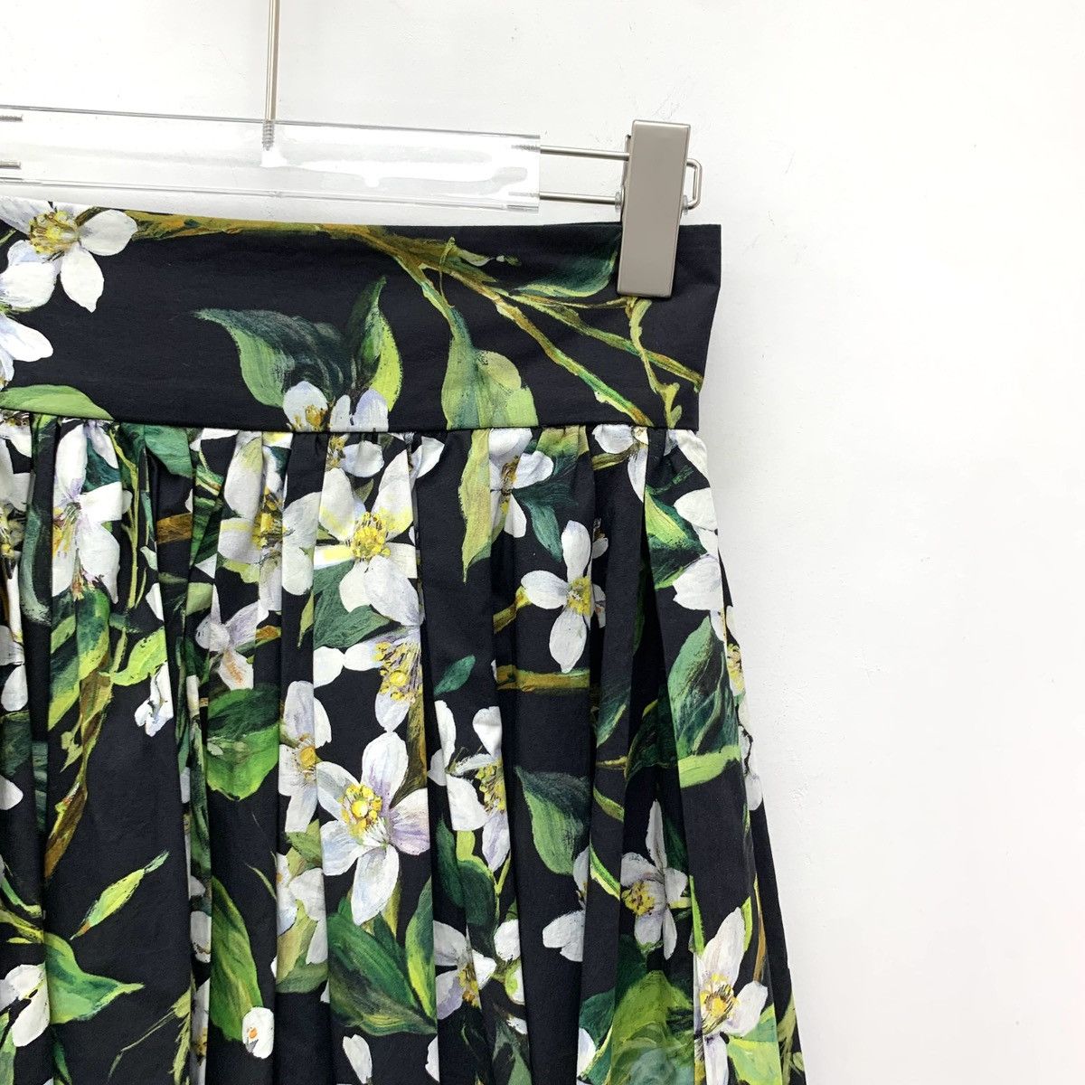 Dolce & Gabbana Dolce & Gabbana All-over Floral Print Mini Skirt K26WX Size 26" / US 2 / IT 38 - 3 Thumbnail
