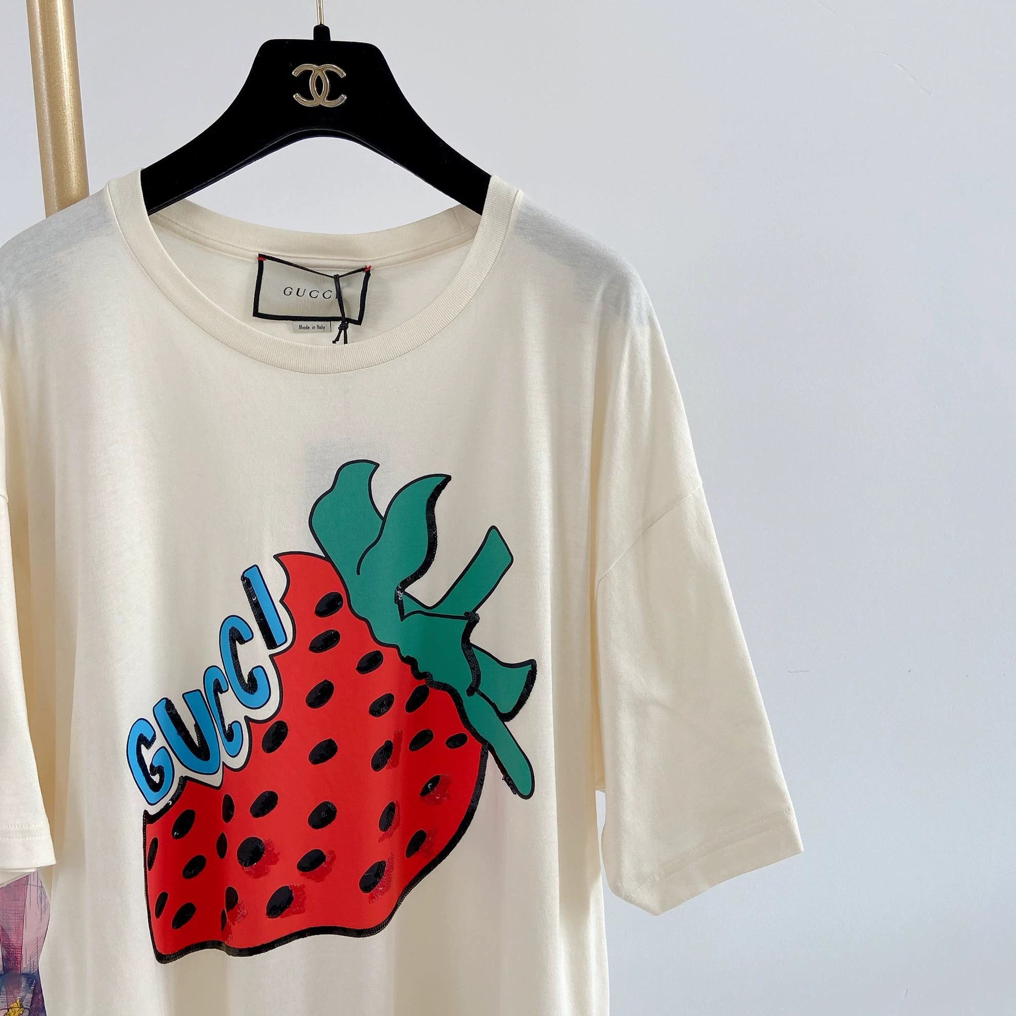 Gucci Gucci Sequin Strawberry Tee L tagged Size US L / EU 52-54 / 3 - 4 Thumbnail