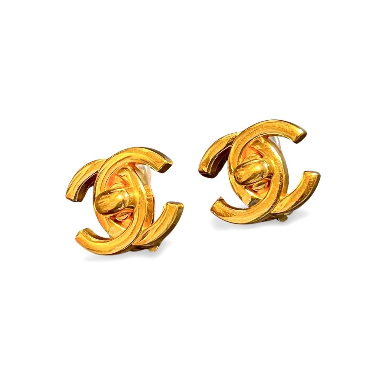 Chanel Vintage CHANEL golden turn lock CC earrings. Very classic an Size ONE SIZE - 4 Thumbnail