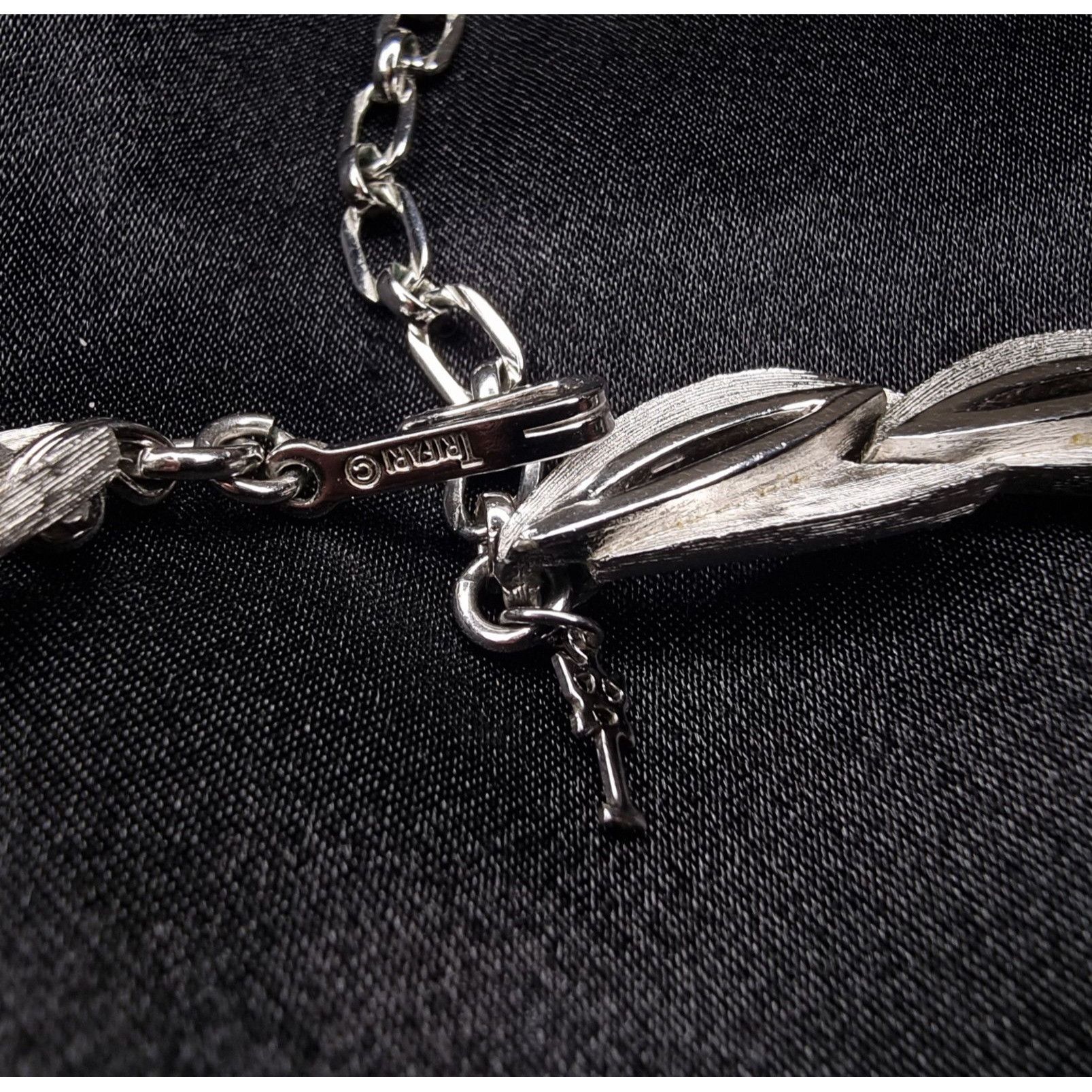 Vintage Vintage TRIFARI 1960s Silver Leaf Motif Necklace Size ONE SIZE - 5 Thumbnail