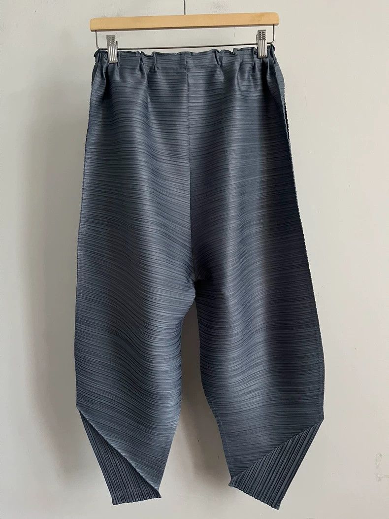 Issey Miyake Issey Miyake size:5 Black pleated irregular-shaped pants Size 22" - 2 Thumbnail
