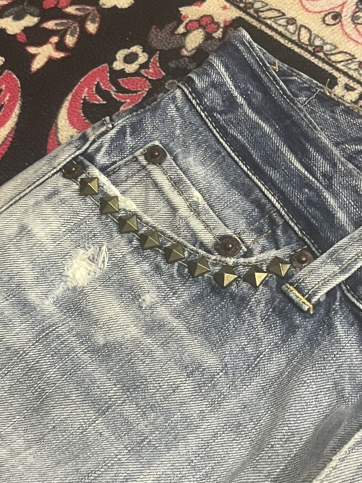 Edwin Vintage Edwin Distress Light Wash Skull Graphic Stud Jeans Size 28" / US 6 / IT 42 - 5 Thumbnail