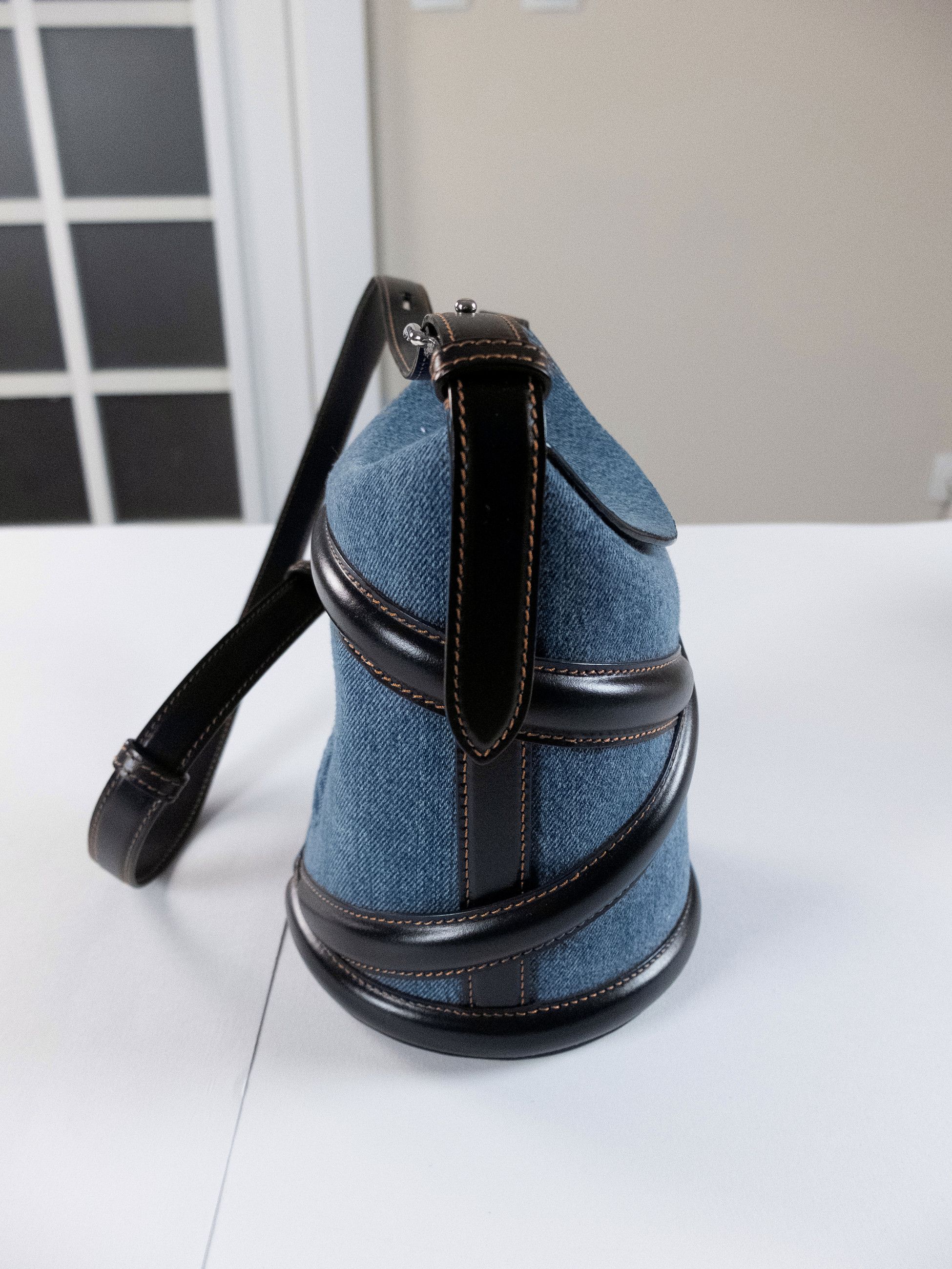 Alexander McQueen ALEXANDER MCQUEEN Curve compact denim leather bucket bag q Size ONE SIZE - 10 Thumbnail