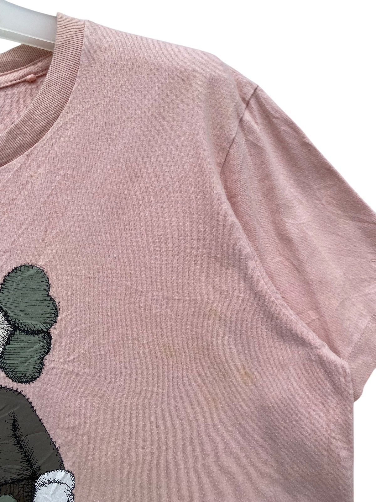 Kaws × Uniqlo Uniqlo X Kaws Tees Size US L / EU 52-54 / 3 - 5 Thumbnail