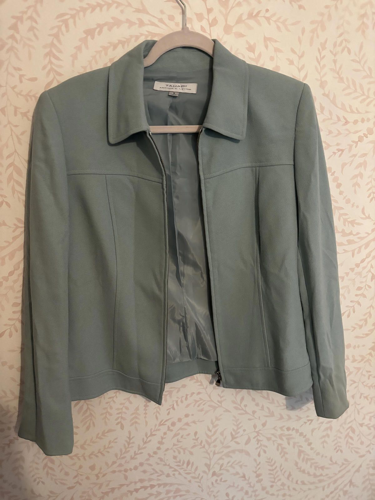 Designer Tahari Women's Blazer Size 8 in Soft Green Size M / US 6-8 / IT 42-44 - 1 Thumbnail