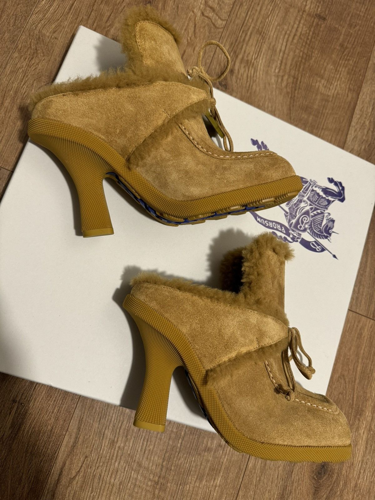 Burberry Burberry shearling boots-mules brown-mustard, size 35 It Size US 5 / IT 35 - 9 Thumbnail