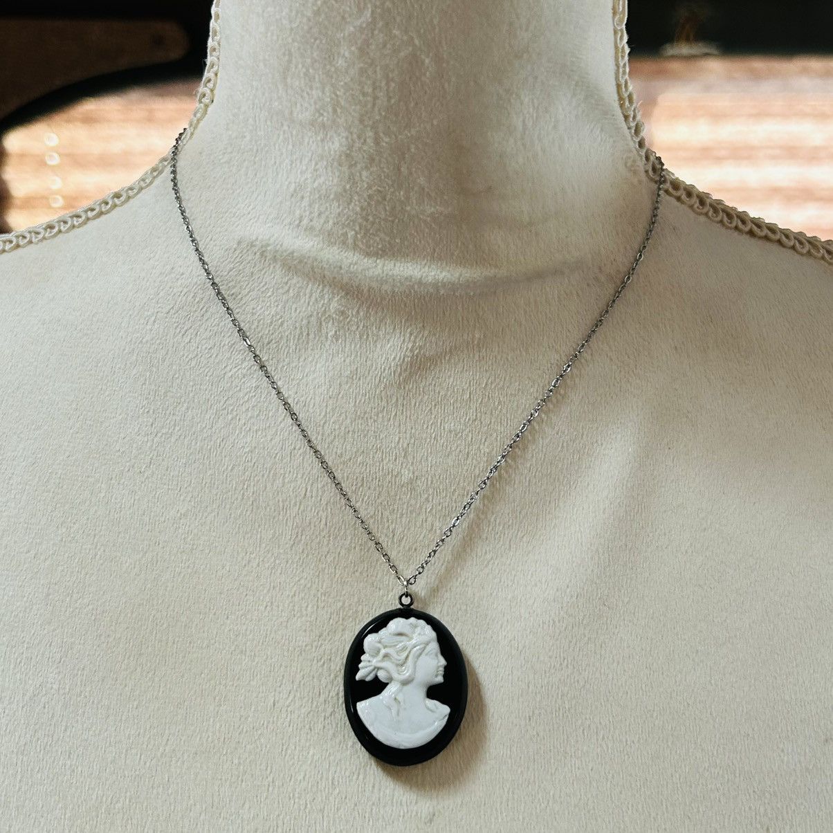 Vintage Vintage black and white Victorian lady cameo necklace Size ONE SIZE - 3 Thumbnail