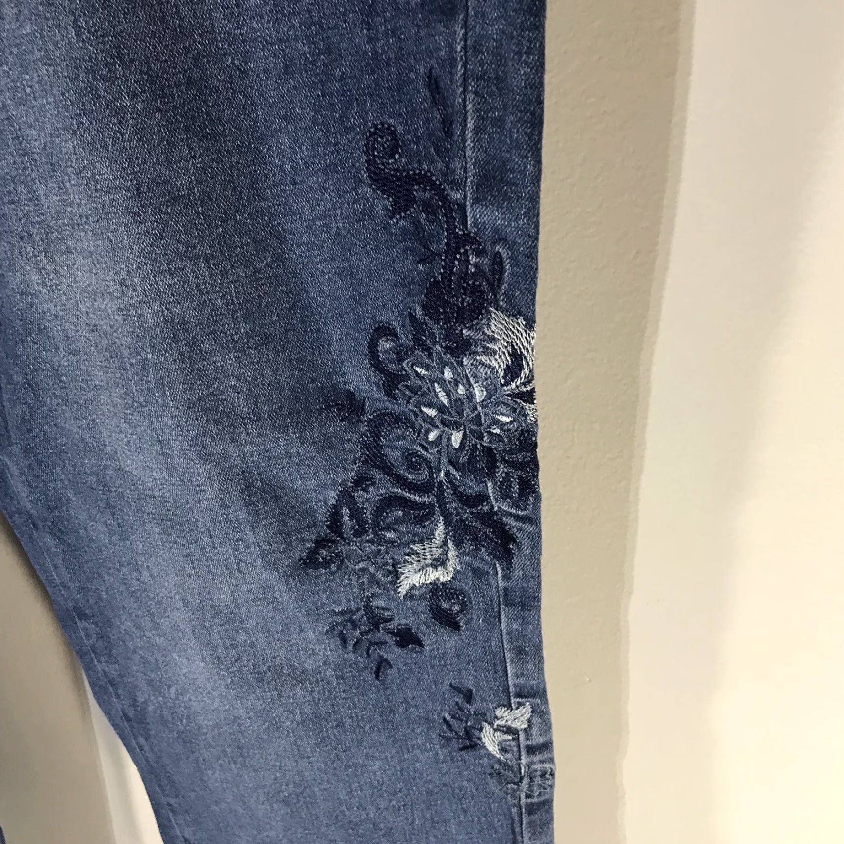 Denime Relativity Capris Womens Size 14 Blue Embroidered 5-Pocket Mid Rise 22"Inseam Jeans Size ONE SIZE - 2 Thumbnail