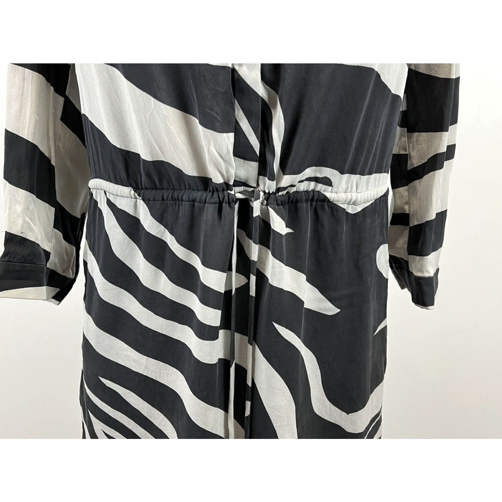 Diane von Furstenberg VINTAGE Diane von Furstenberg Animal Print Zebra Silk Blend Shirt Dress Womens Size 2 Black & Grey Size XS / US 0-2 / IT 36-38 - 4 Thumbnail