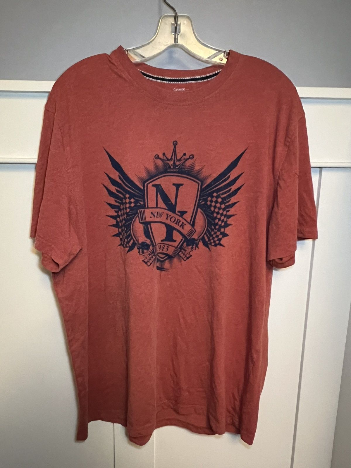 Vintage Vintage George y2k NY crest print t-shirt Size US XL / EU 56 / 4 - 1 Thumbnail