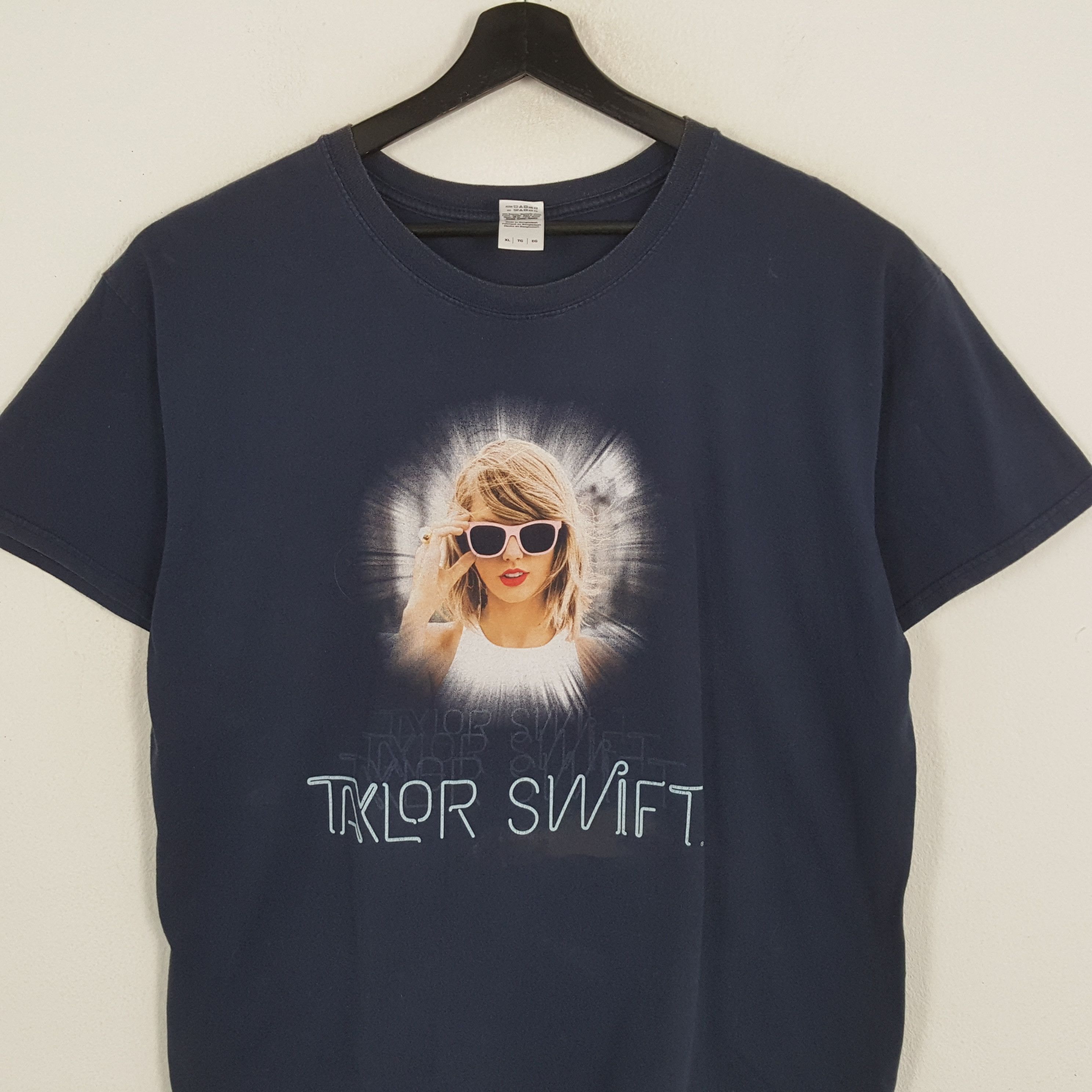 Band Tees × Vintage TAYLOR SWIFT American Singer Music Tour Tshirt Size US XL / EU 56 / 4 - 2 Thumbnail