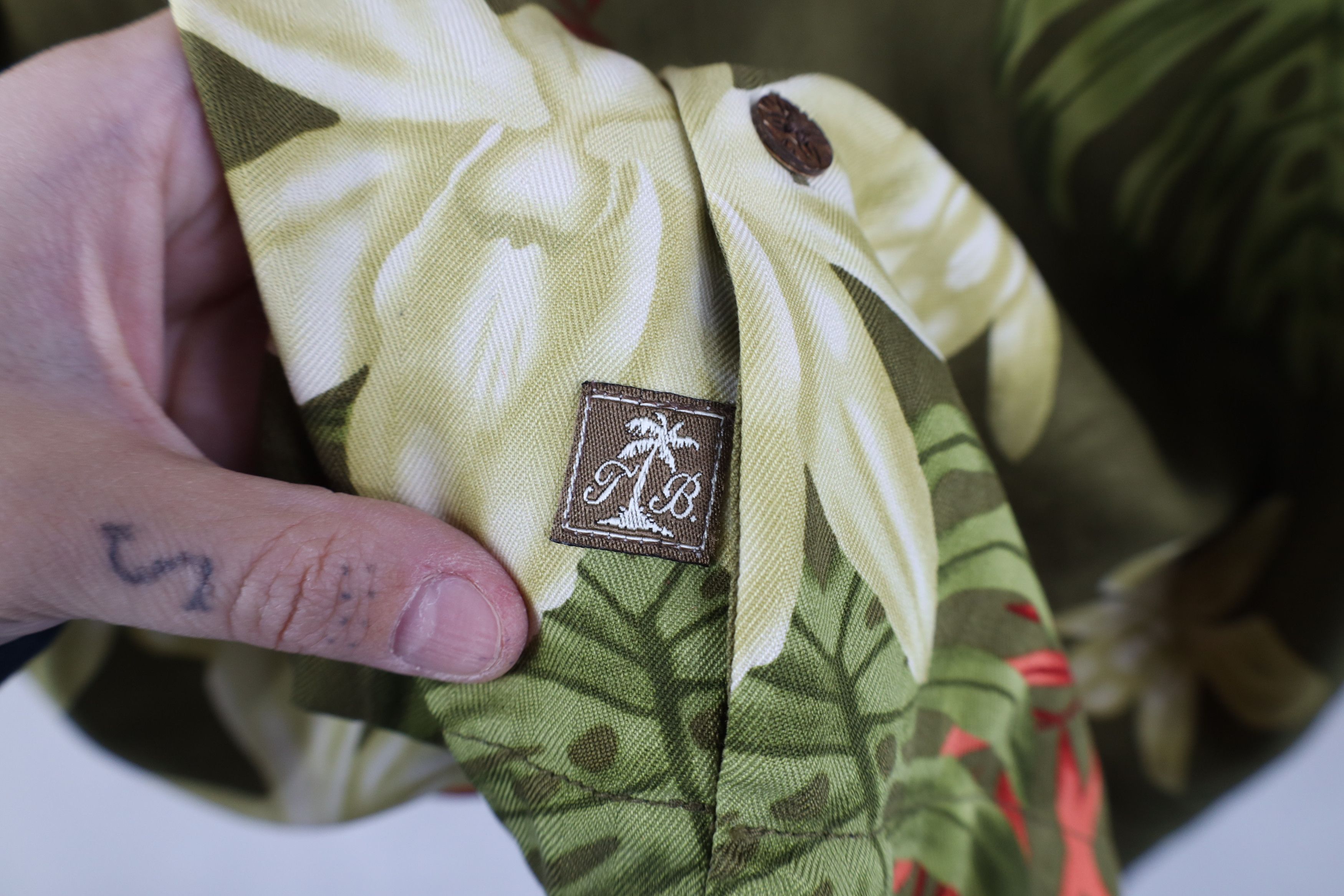 Tommy Bahama Vintage 90s Tommy Bahama Silk Looped Collar Button Shirt Size US L / EU 52-54 / 3 - 6 Thumbnail