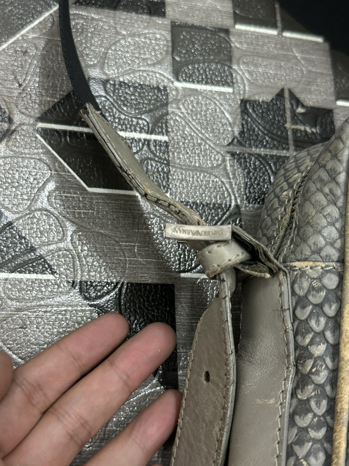 Emporio Armani Vintage 1990 Emporio Armani Fish Leather Sling Bag Size ONE SIZE - 3 Thumbnail