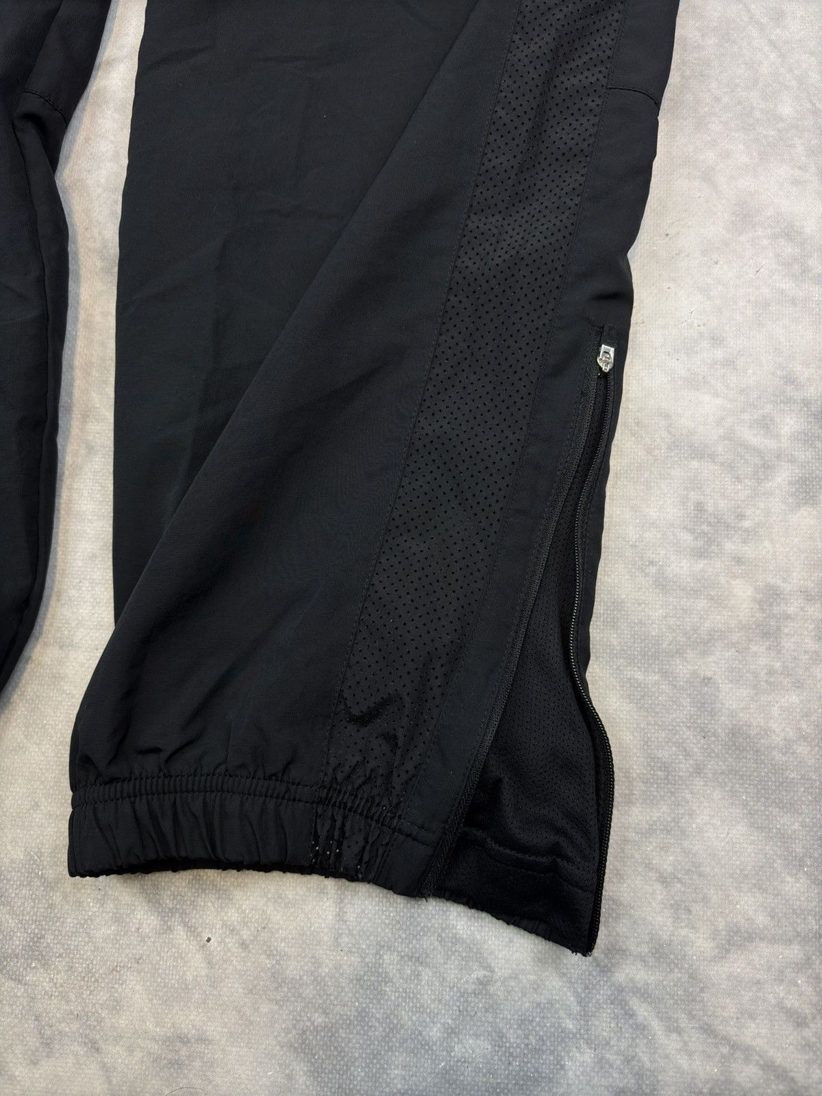 Nike × Vintage Nike Baggy Vintage Y2K Nylon Track Pants Joggers Hype USA Size US 34 / EU 50 - 3 Thumbnail