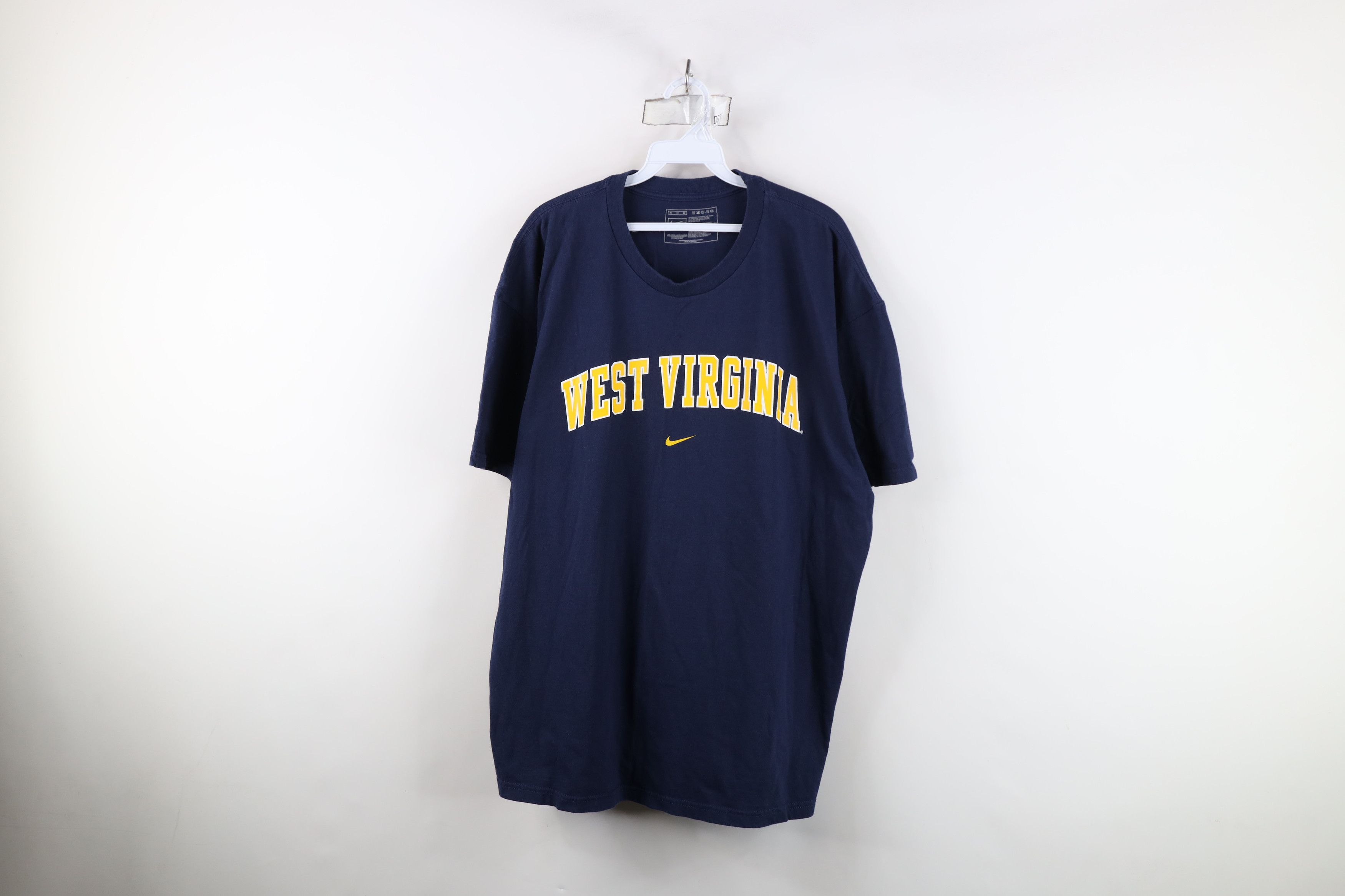 Nike Vintage Nike Center Swoosh West Virginia University T-Shirt Size US XL / EU 56 / 4 - 1 Thumbnail