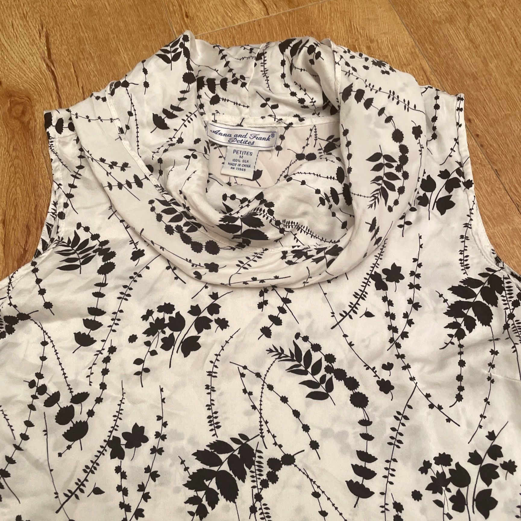Vintage **Anna and Frank Silk Sleeveless Ivory Blouse Floral MP Romantic** User: Anna and Frank Silk Sleeveless Ivory Blouse Floral MP Romantic Size M / US 6-8 / IT 42-44 - 2 Thumbnail