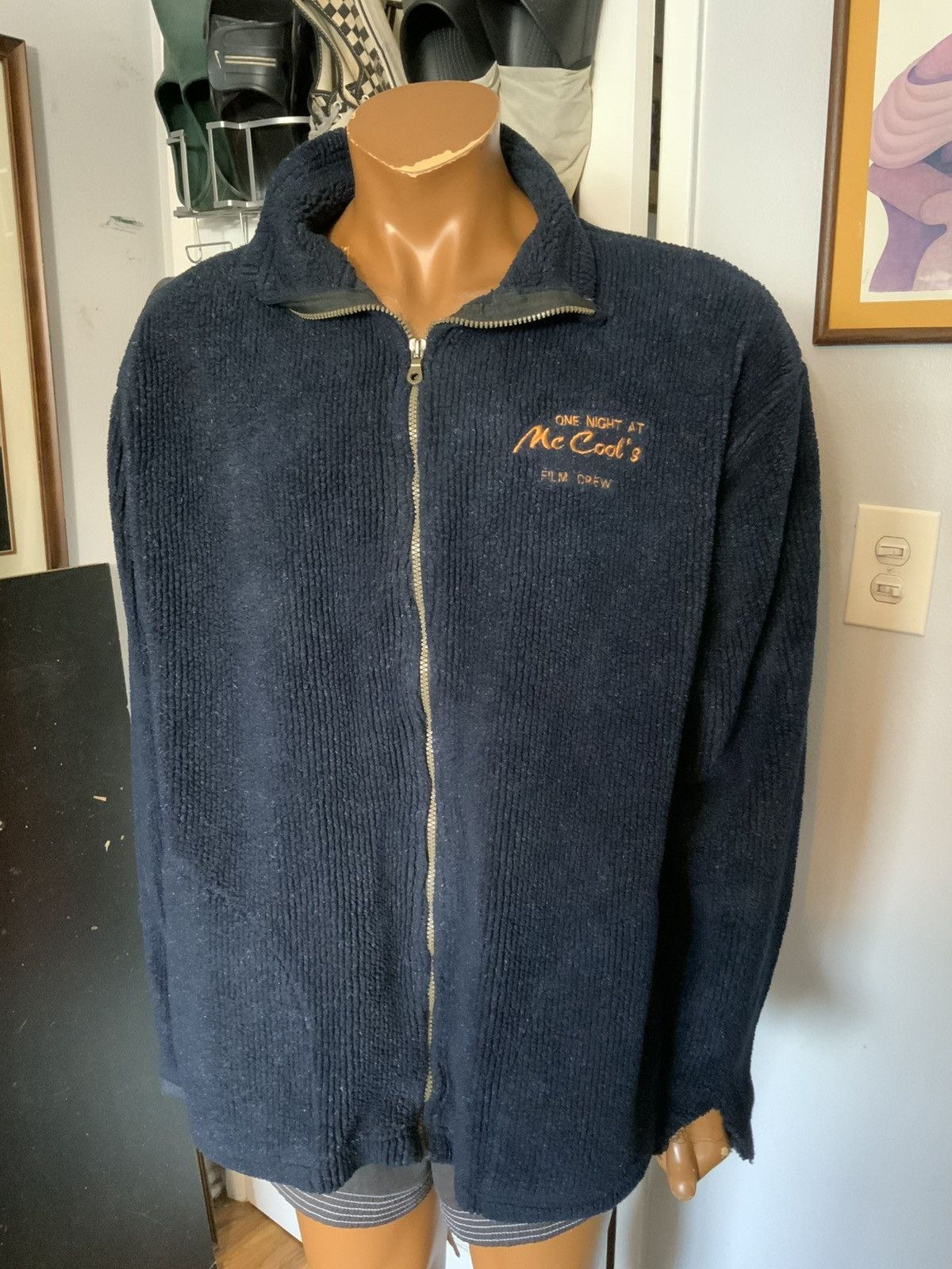 Vintage Vintage 2001 One Night At McCool’s Film Crew Fleece Jacket Size US XL / EU 56 / 4 - 9 Thumbnail