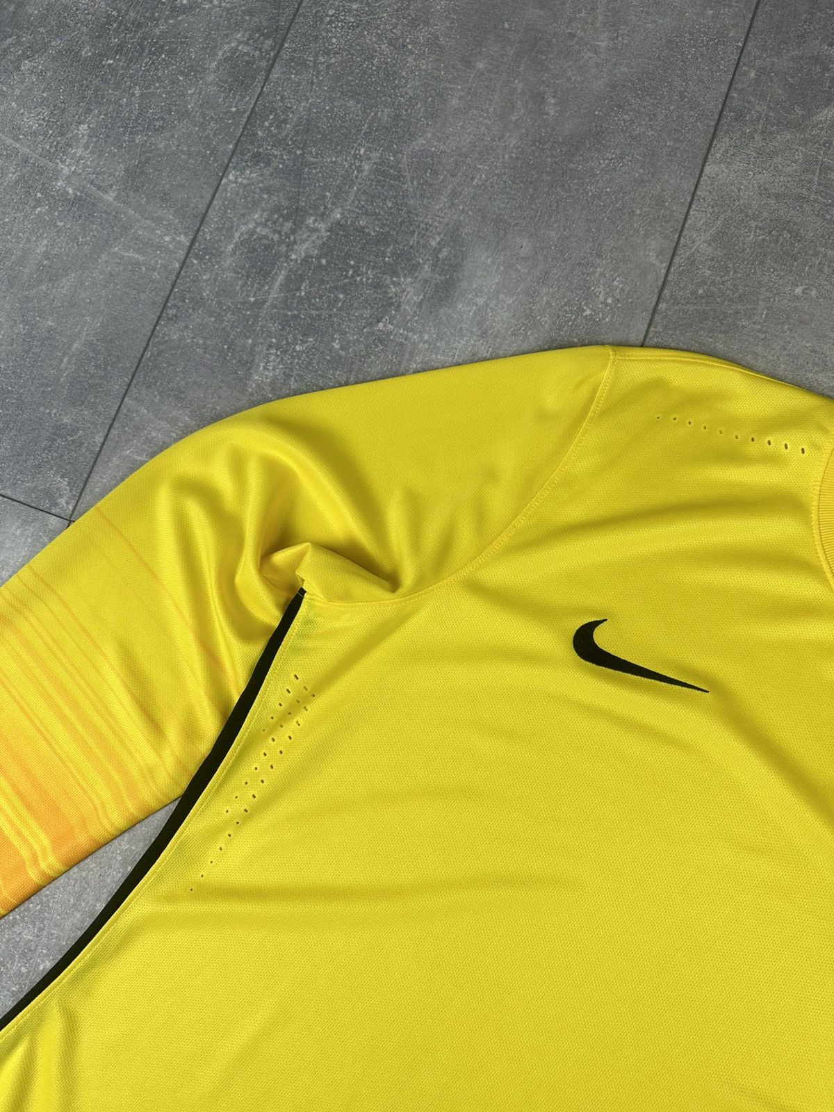 Nike Nike Paris Player Issue 2015/16 Goalkeeper Long Sleeve Size US L / EU 52-54 / 3 - 9 Thumbnail