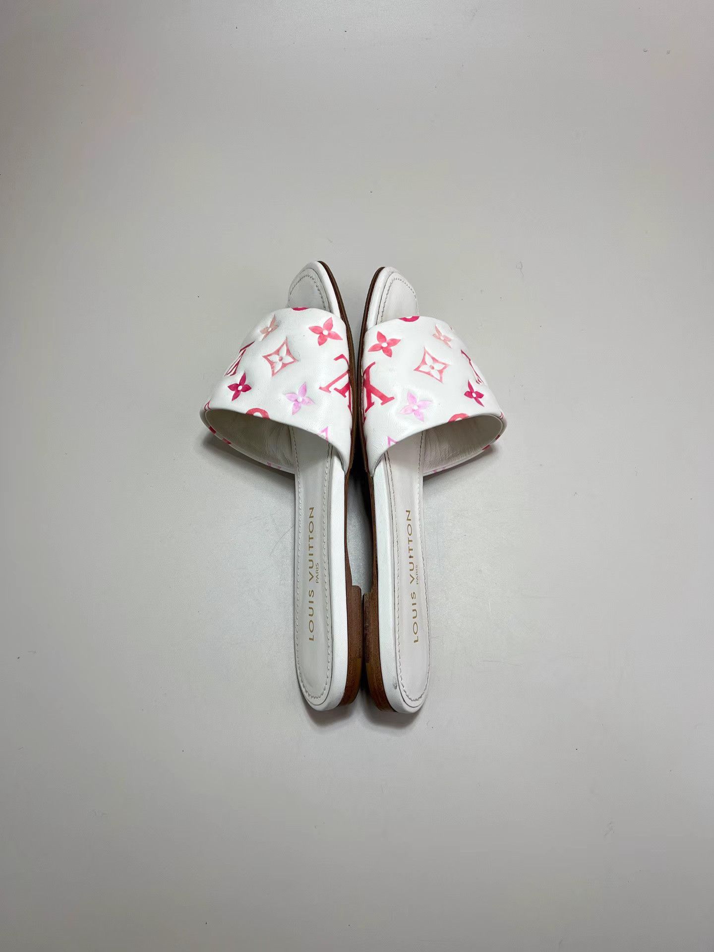 Louis Vuitton LOUIS VUITTON LV White & Pink Embossed Slide Sandals Size US 6 / EU 39 - 5 Thumbnail